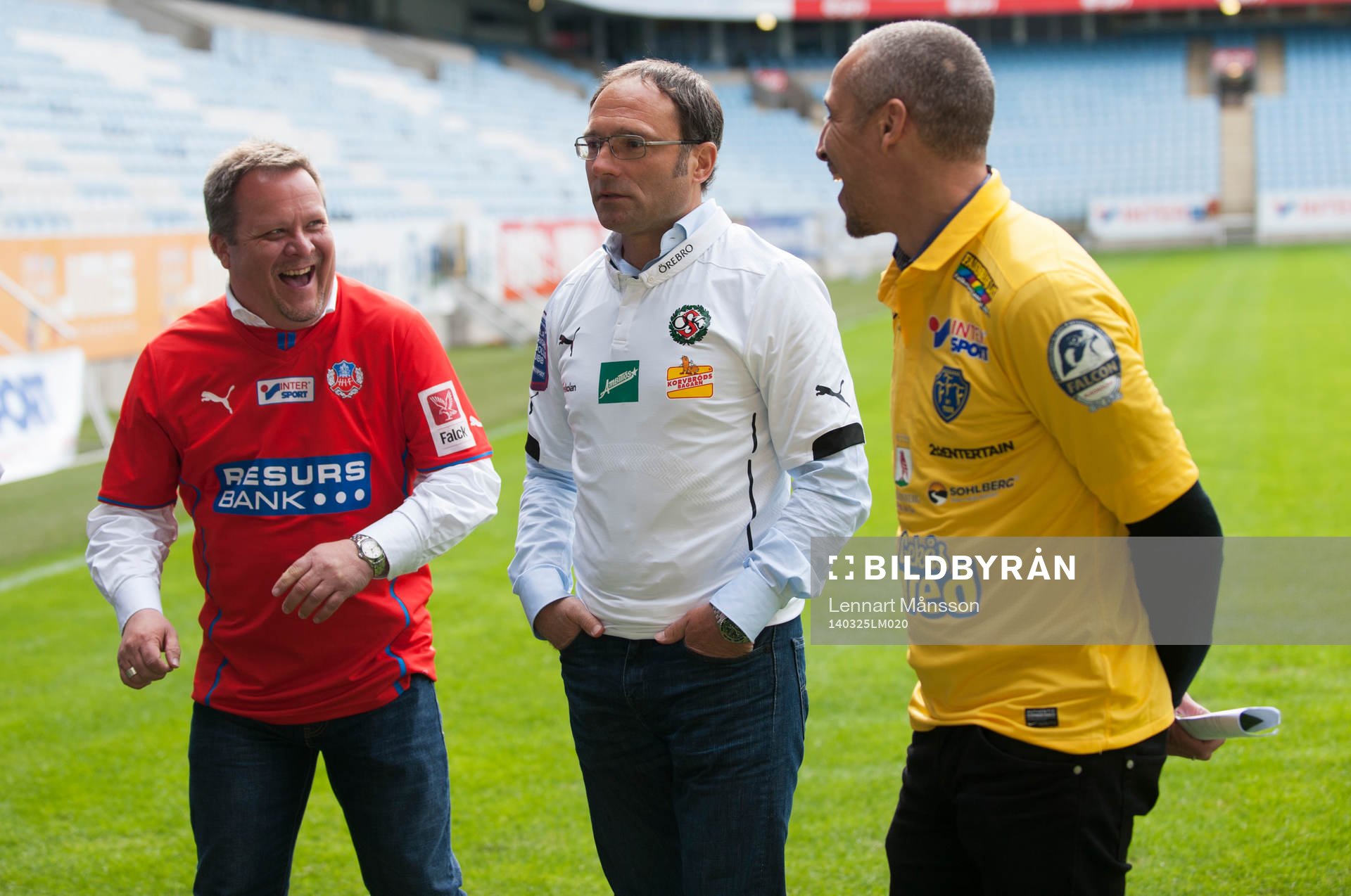 Helsingborgs tränare Roar Hansen skojar med Örebros