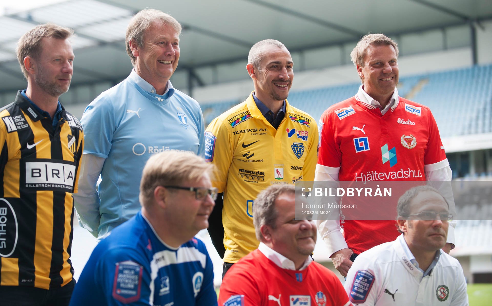 Henrik Larsson vid fotografering av tränarna vid