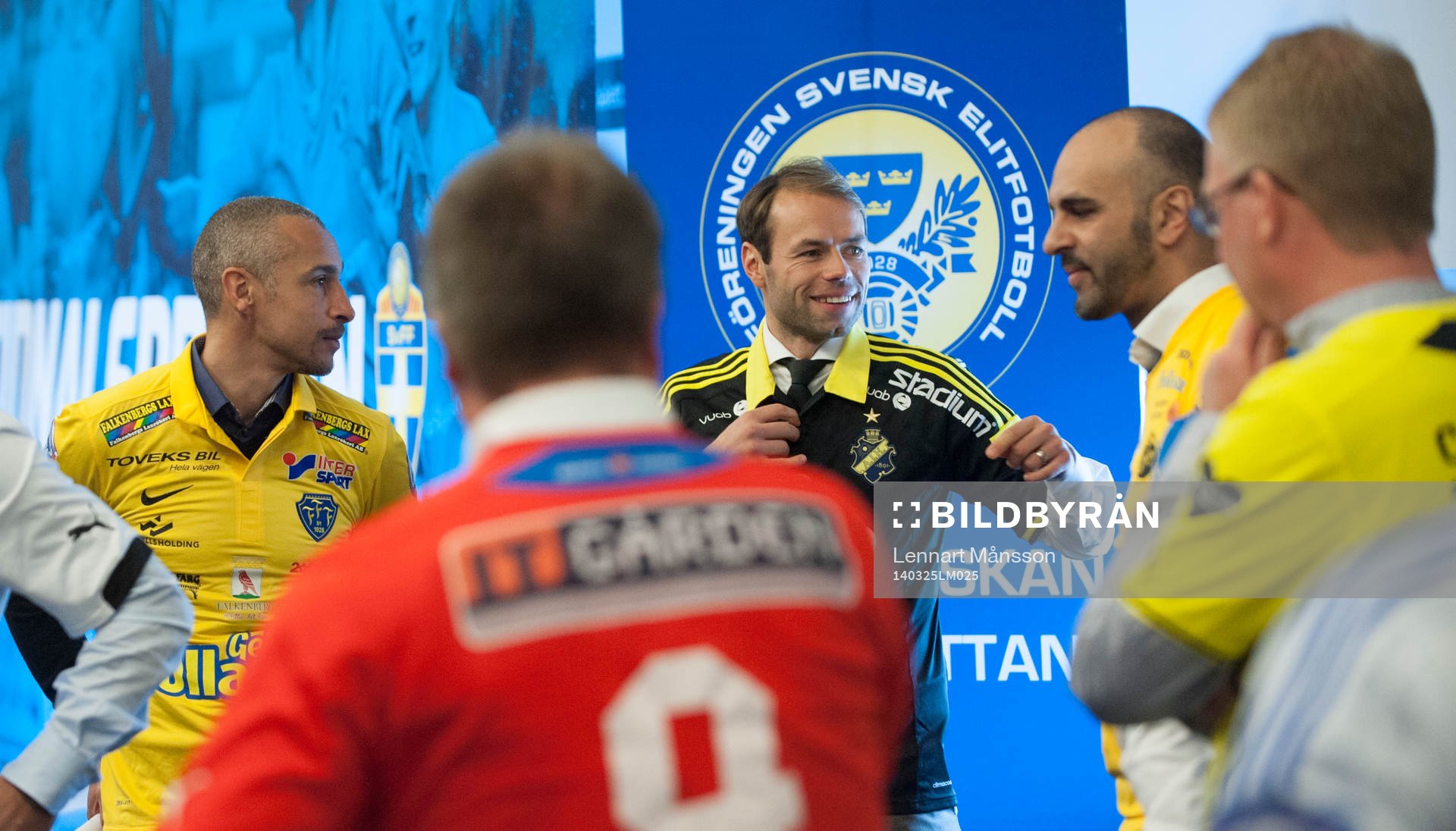 De allsvenska tränarna förbereder sig för fotografering