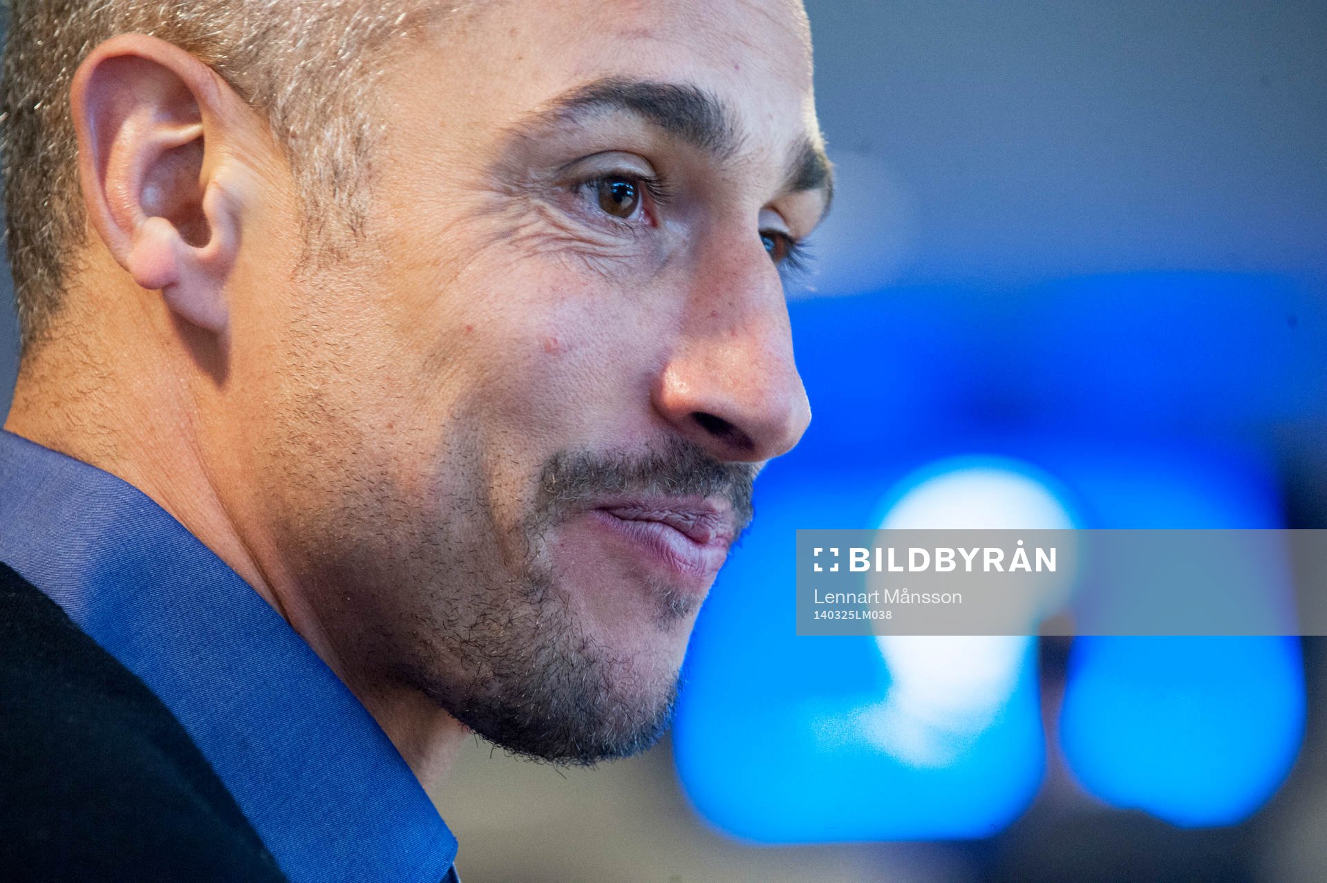 Falkenbergs tränare Henrik Larsson vid fotbollens