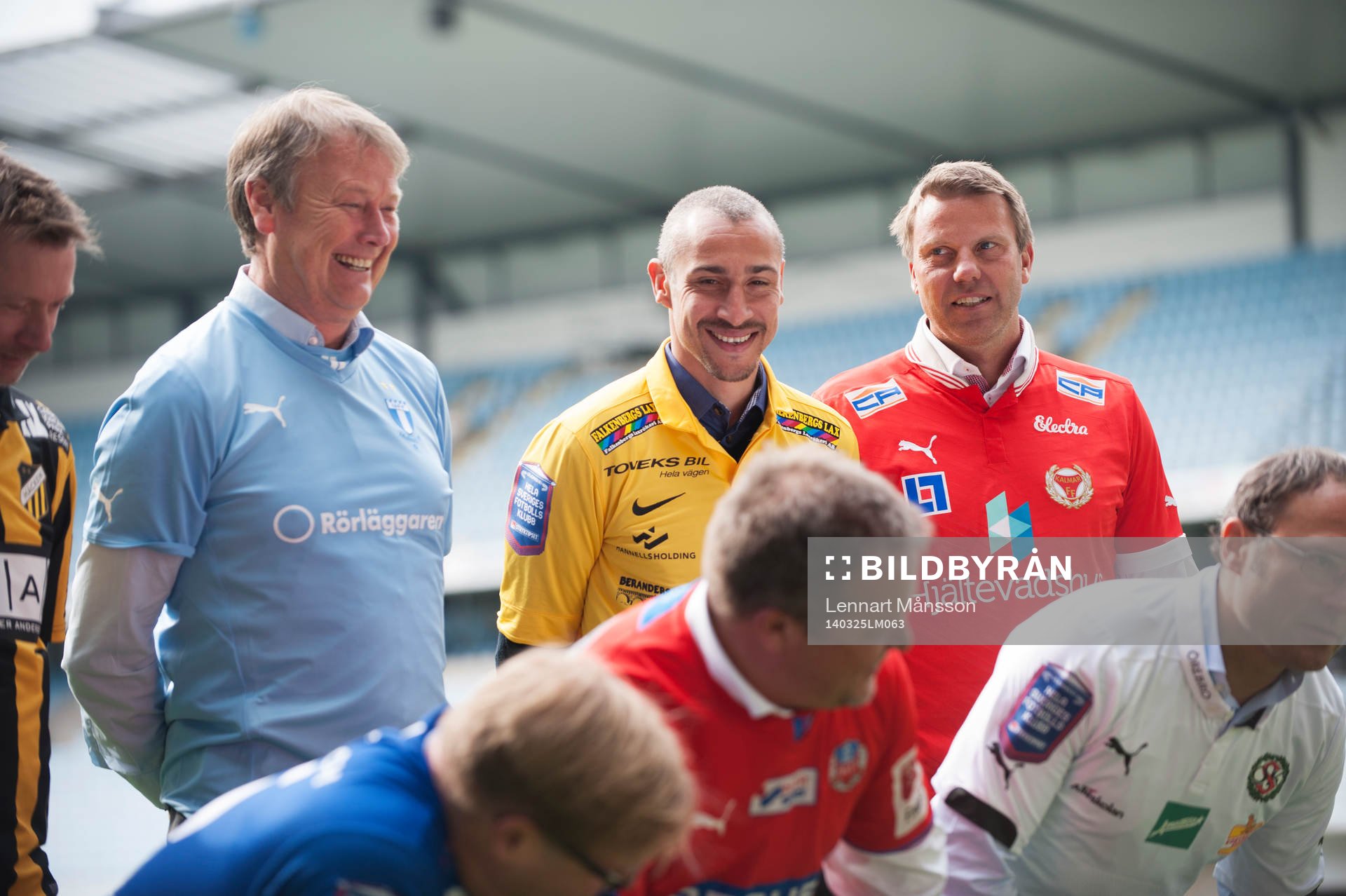 Henrik Larsson vid fotografering av tränarna vid