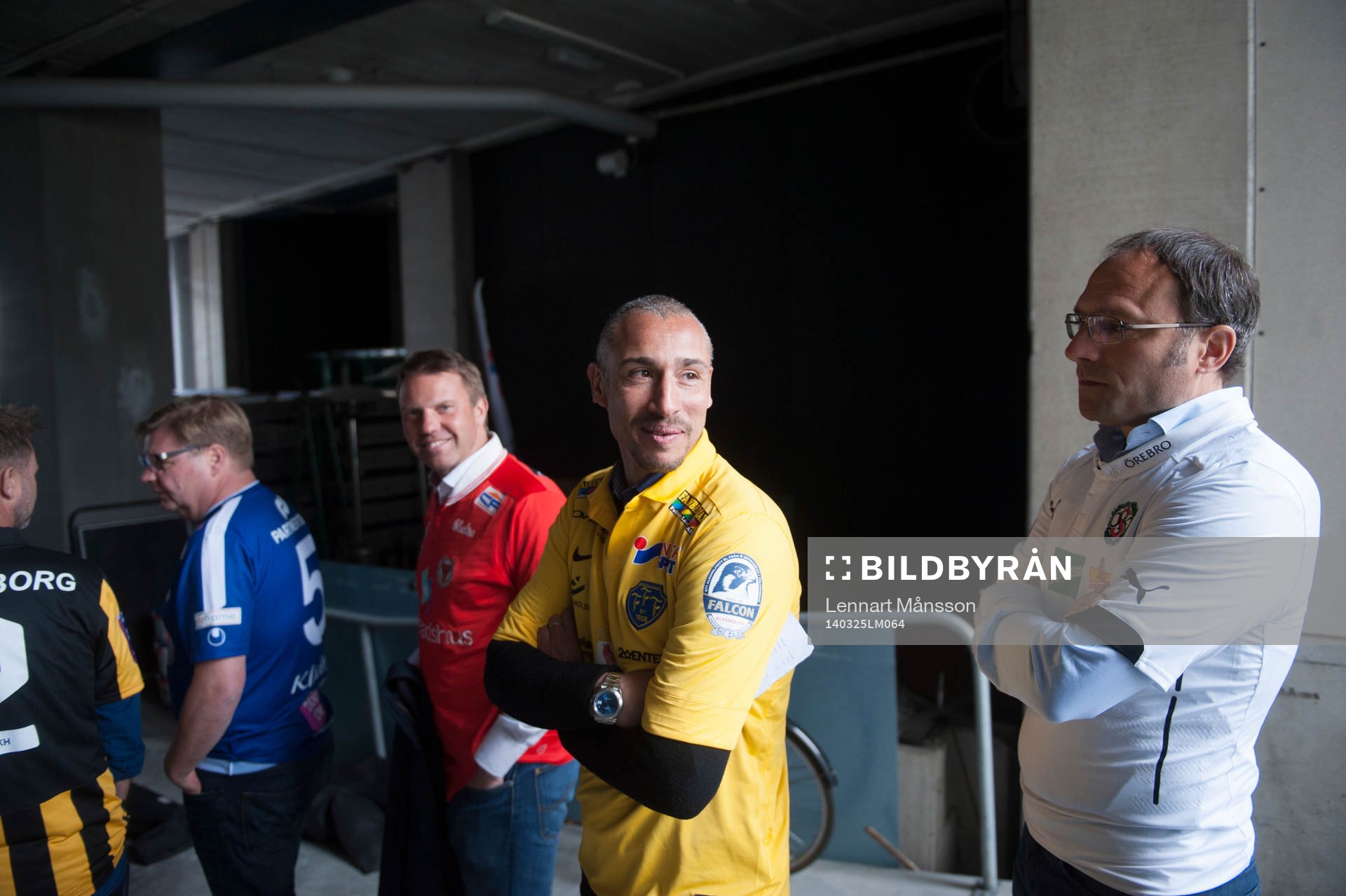 Henrik Larsson vid fotografering av tränarna vid