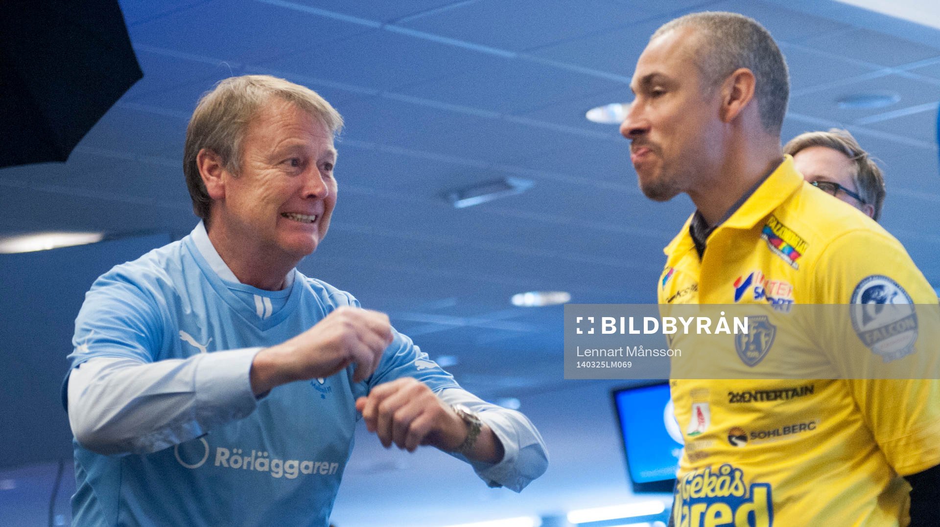  Malmö FF tränare Åge Hareide samtalar med premiärmotståndarnas tränare Henrik Larsson vid fotbollens allsvenska upptaktsträff 25 mars 2014.