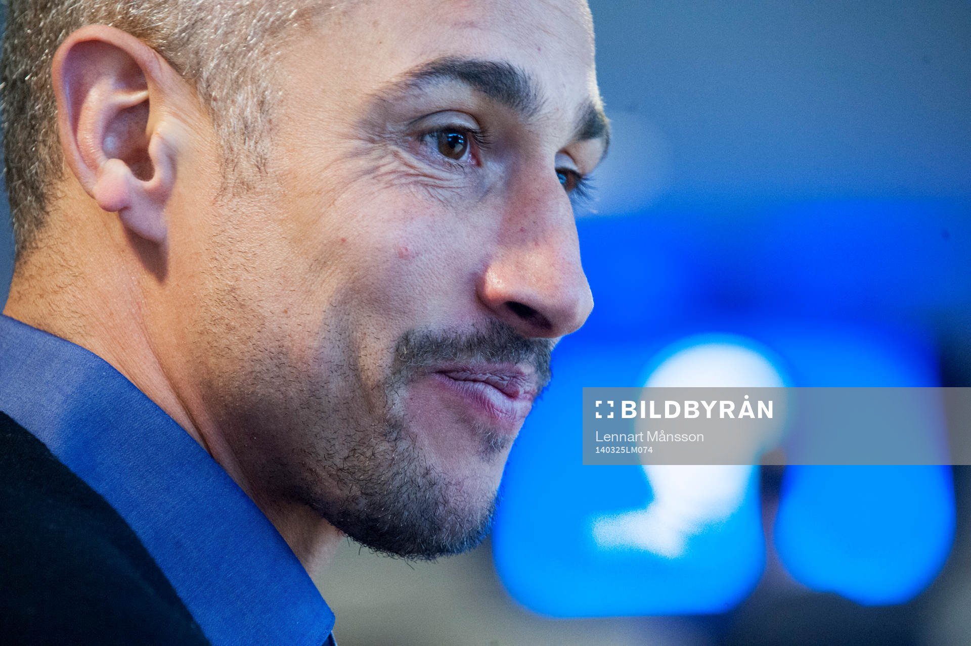 Falkenbergs tränare Henrik Larsson vid fotbollens