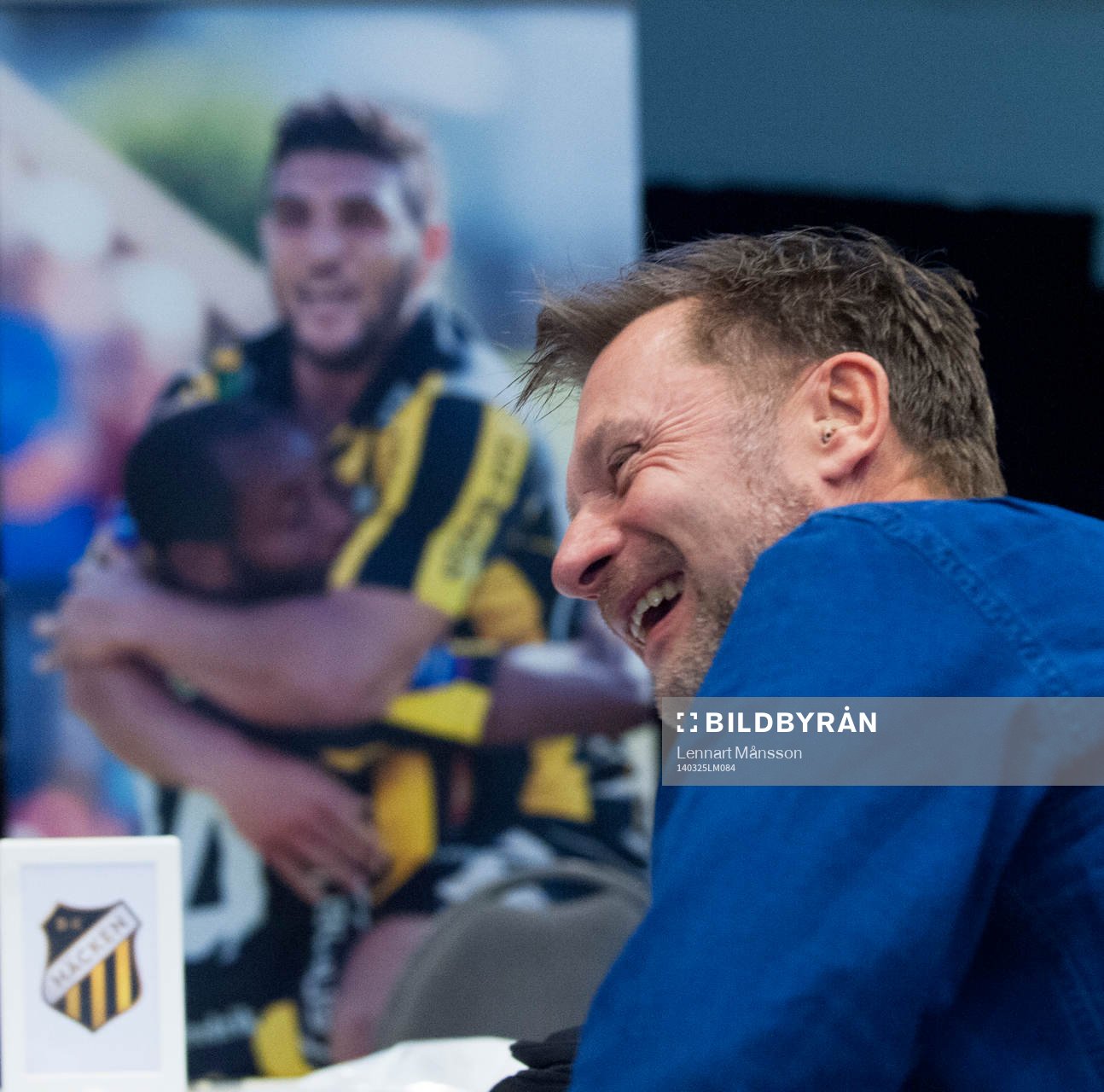 Häckens tränare Peter Gerhardsson vid fotbollens