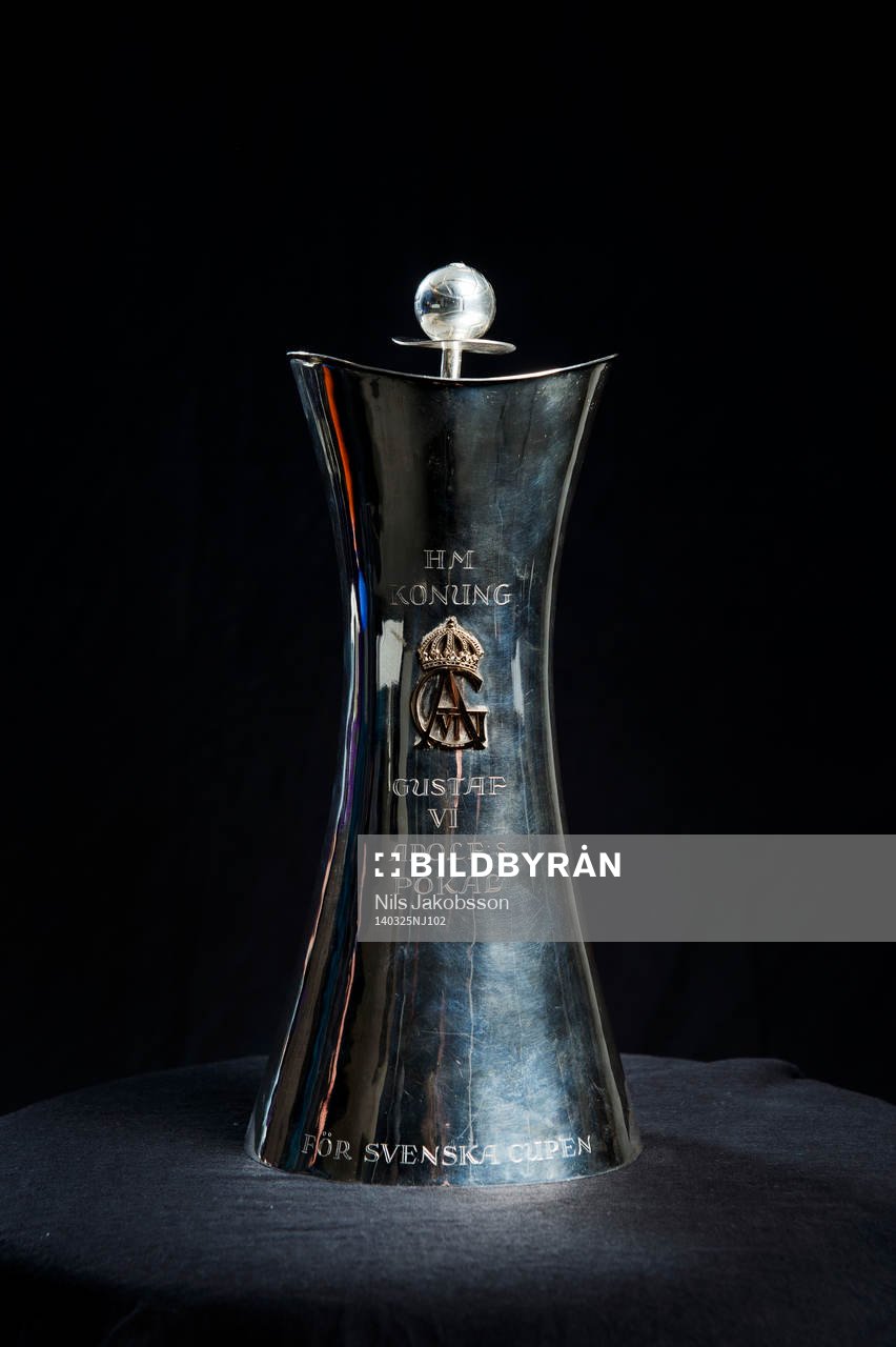 Gustaf VI Adolfs pokal som vinnaren av Svenska Cupen får