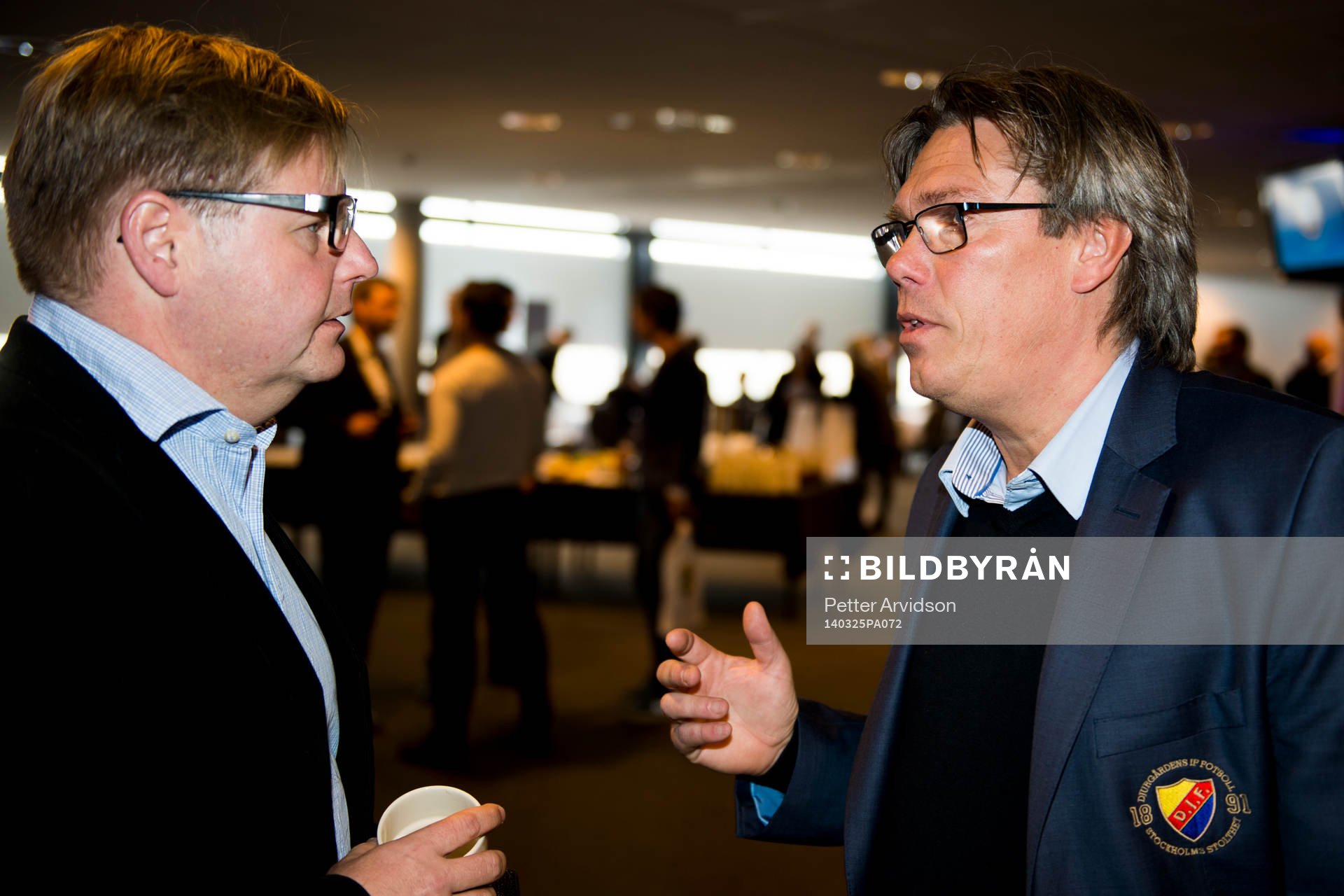 Åtvidabergs tränare Peter Swärdh samtalar med
