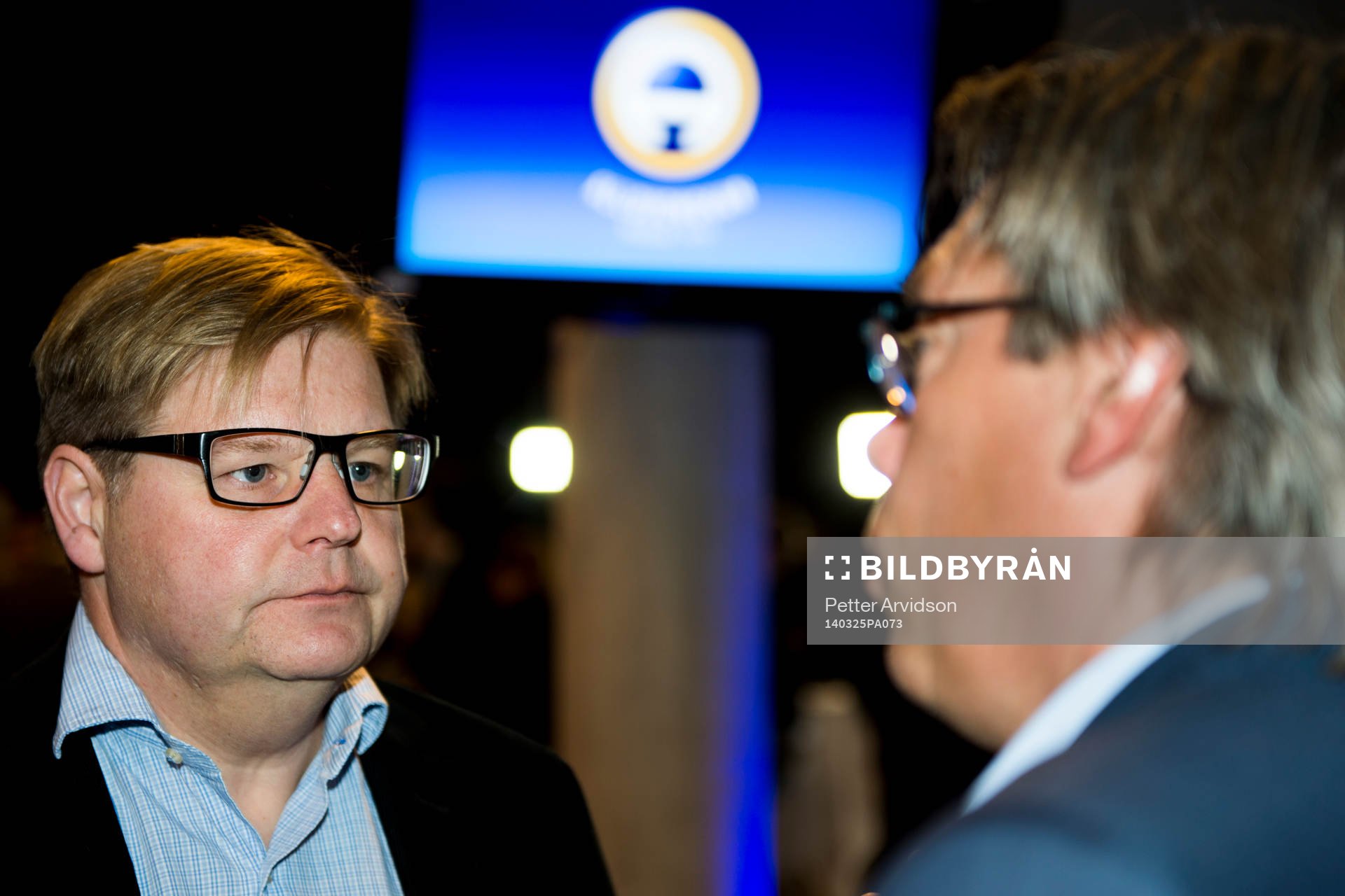 Åtvidabergs tränare Peter Swärdh samtalar med
