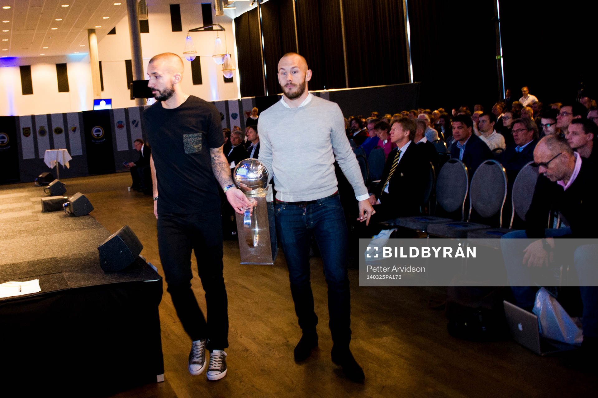 Malmö FFs Magnus Eriksson och Guillermo Molins bär på