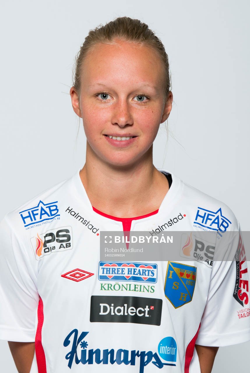 Damfotbollsspelaren Julia Arvidsson, Halmia, poserar för ett porträtt den 25 mars 2014 i Halmstad.