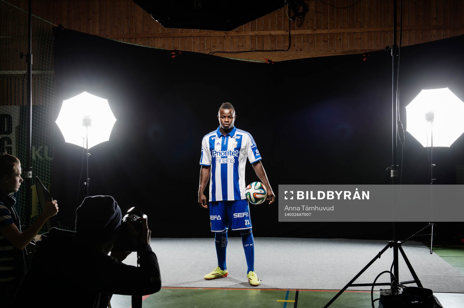 Malick Mané vid en studiofotografering med IFK Göteborg i