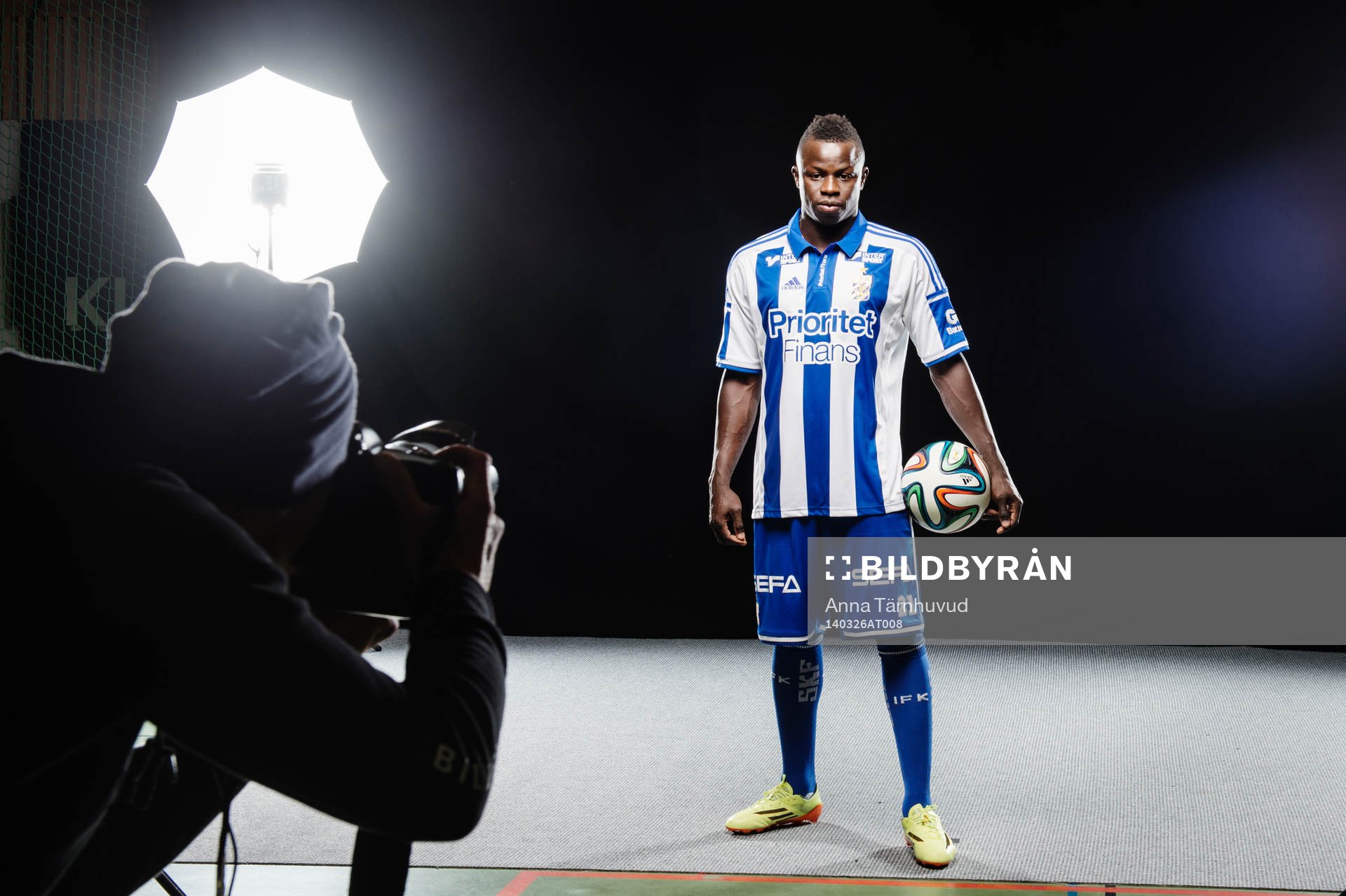 Malick Mané vid en studiofotografering med IFK Göteborg i