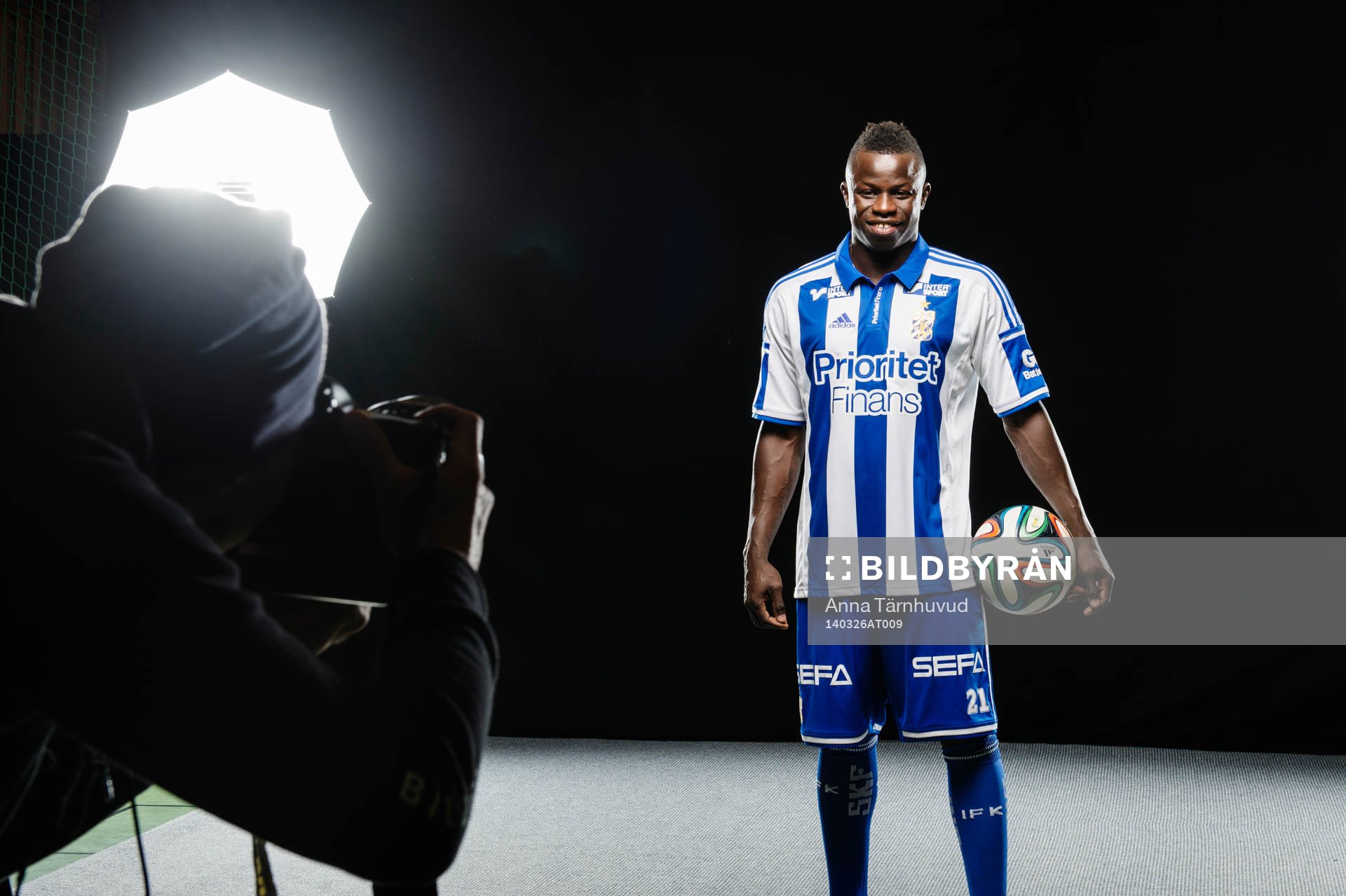 Malick Mané vid en studiofotografering med IFK Göteborg i Partille den 26 mars 2014.