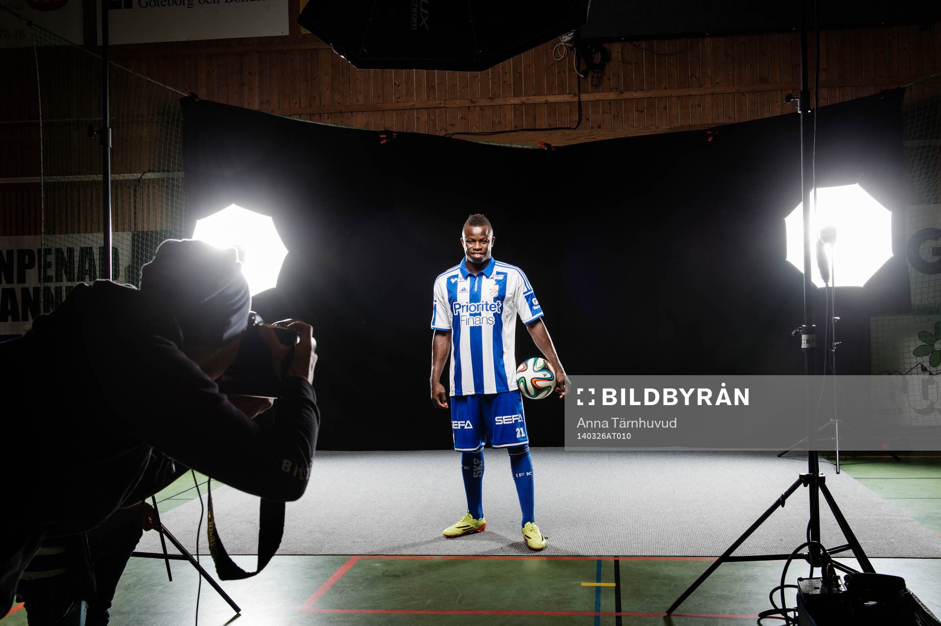 Malick Mané vid en studiofotografering med IFK Göteborg i Partille den 26 mars 2014.