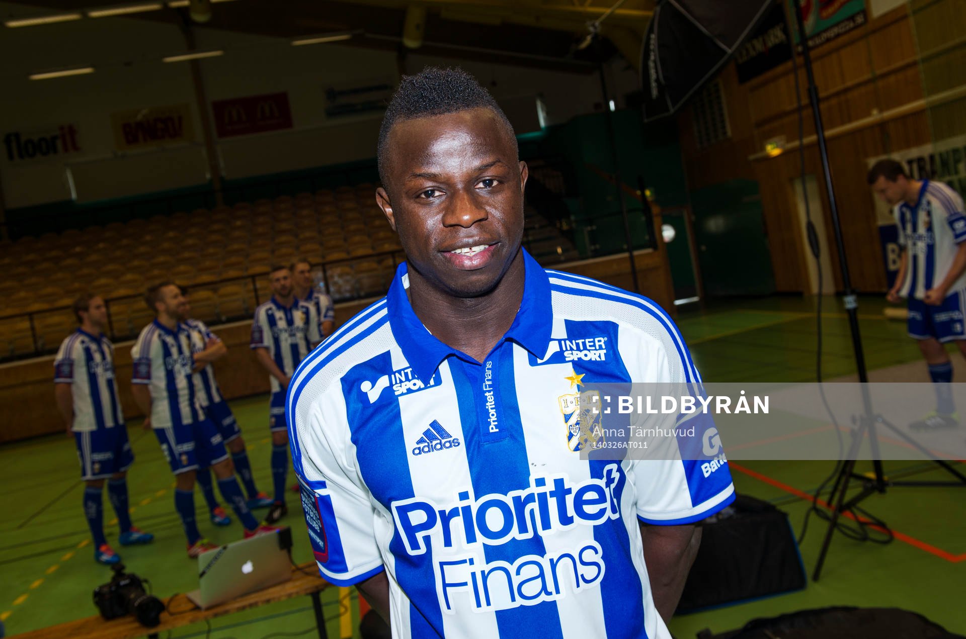 Malick Mané vid en studiofotografering med IFK Göteborg i Partille den 26 mars 2014.