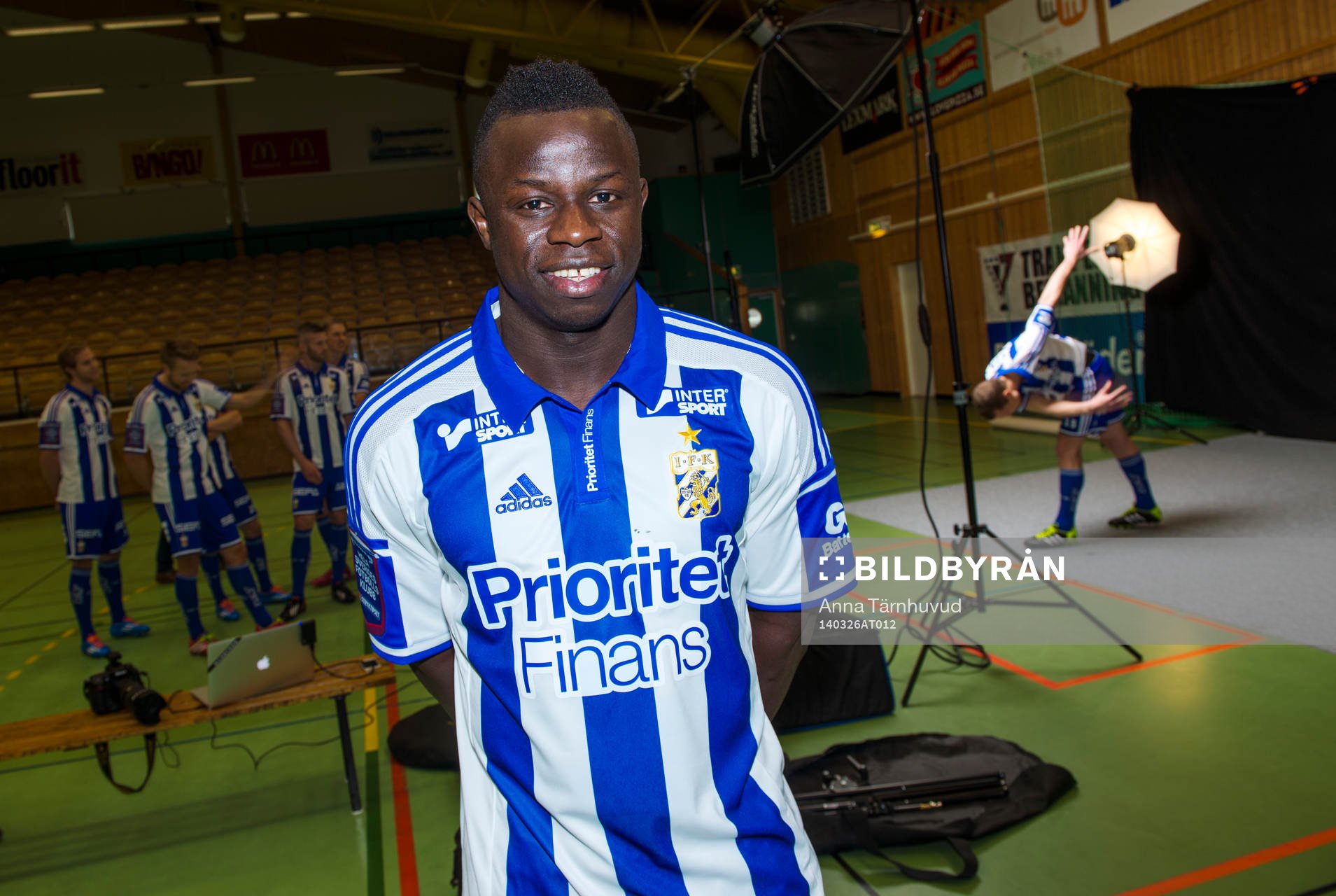 Malick Mané vid en studiofotografering med IFK Göteborg i