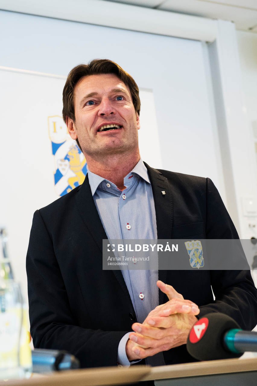 Klubbdirektör Martin Kurzwelli presenterar Mats Gren som