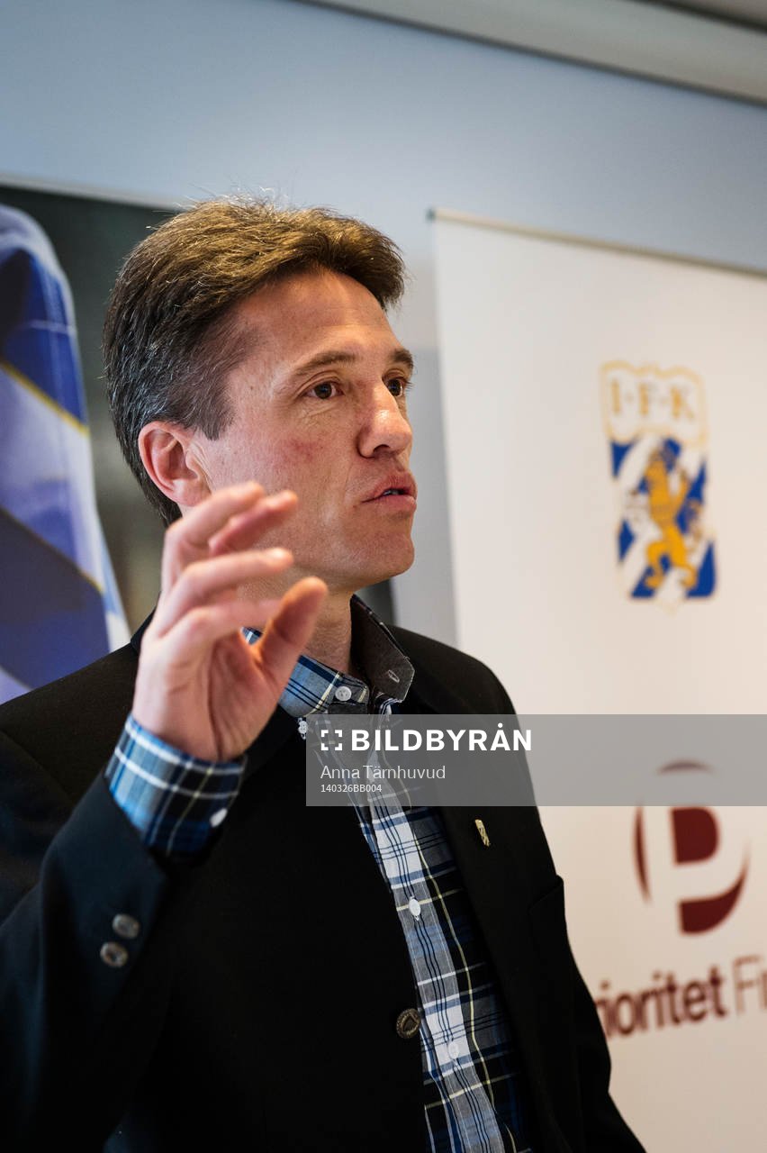 Klubbdirektör Martin Kurzwelli presenterar Mats Gren som
