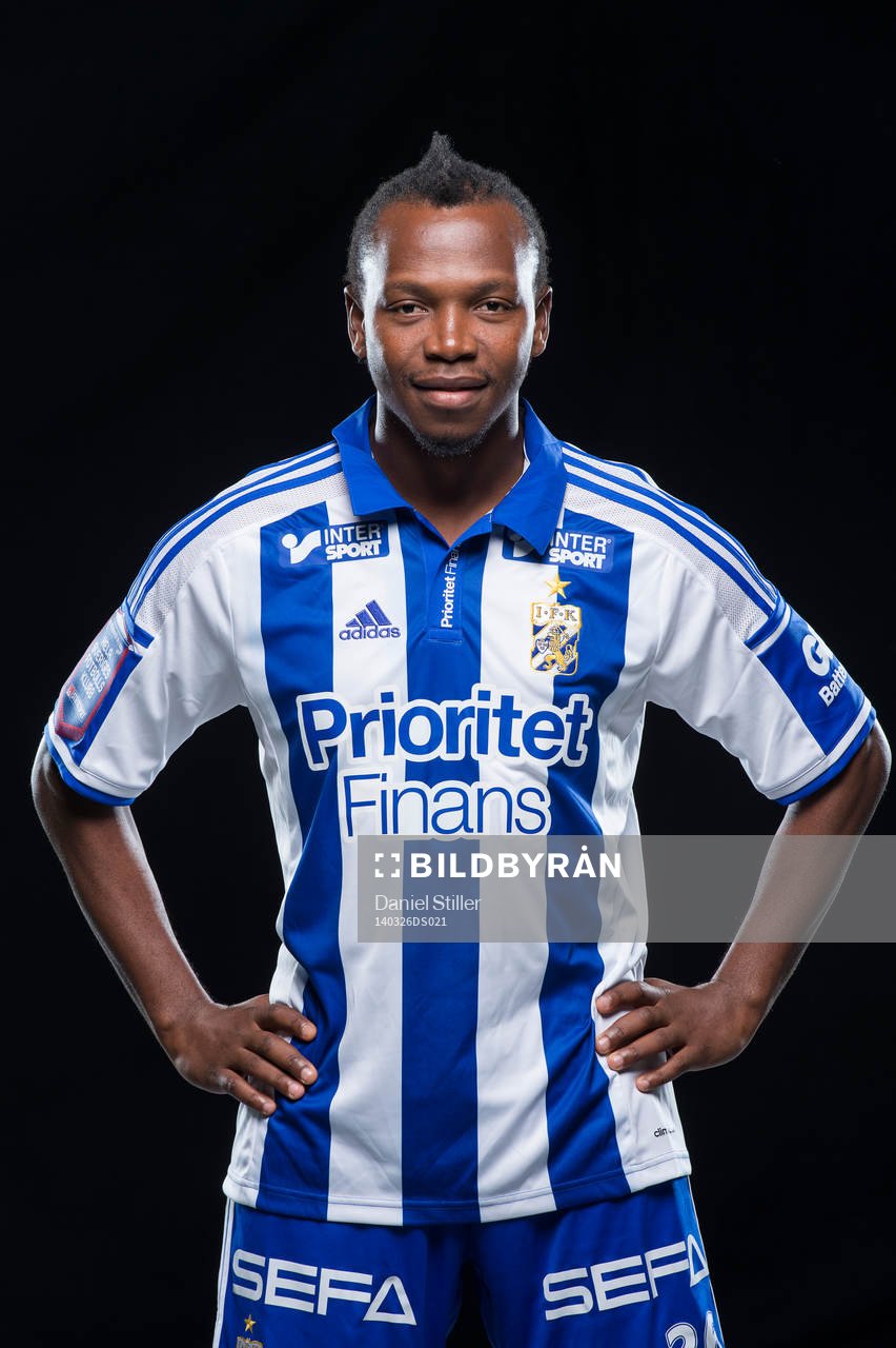 May Mahlangu under en fotografering med IFK Göteborg den 26 mars 2014 i Göteborg.