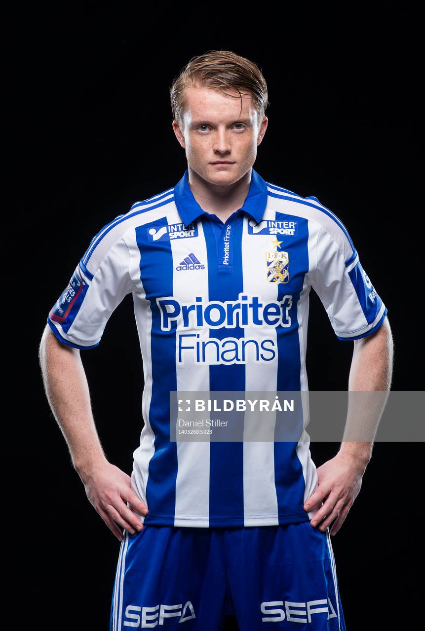 Sam Larsson under en fotografering med IFK Göteborg den 26 mars 2014 i Göteborg.