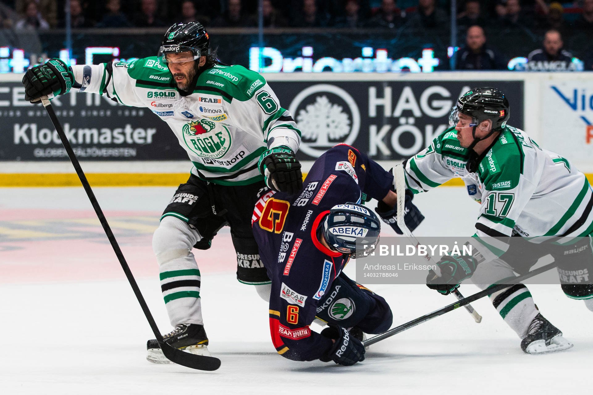 Djurgårdens Andreas Englund (m) omkull mellan Rögles
