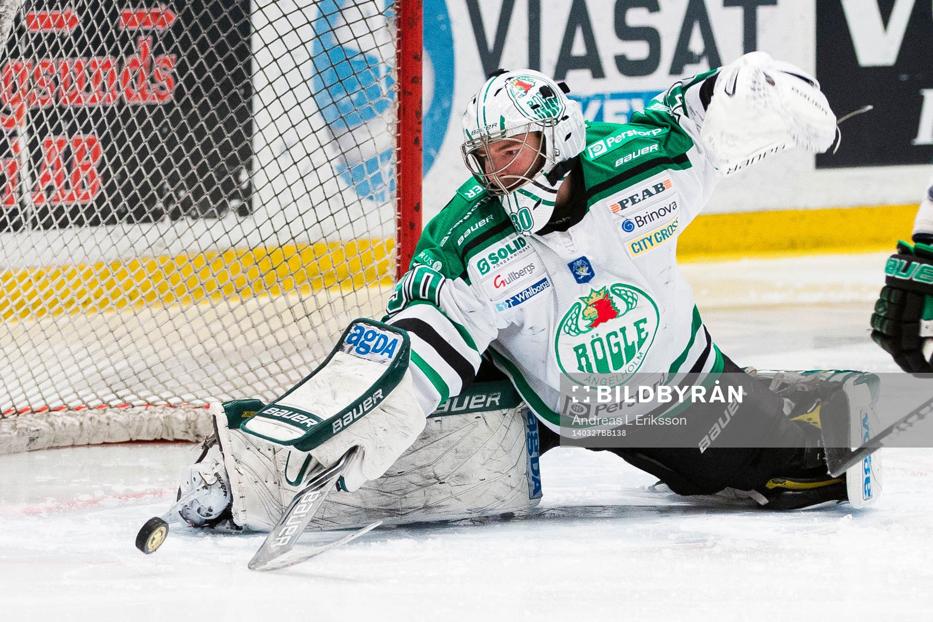 Rögles målvakt Kevin Lindskoug med en räddning