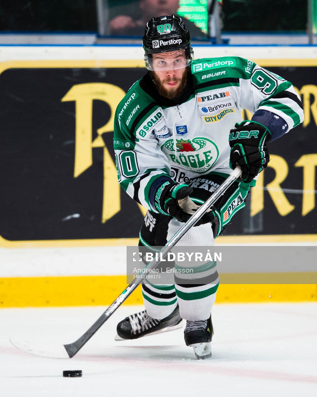 Rögles Kelsey Tessier med pucken