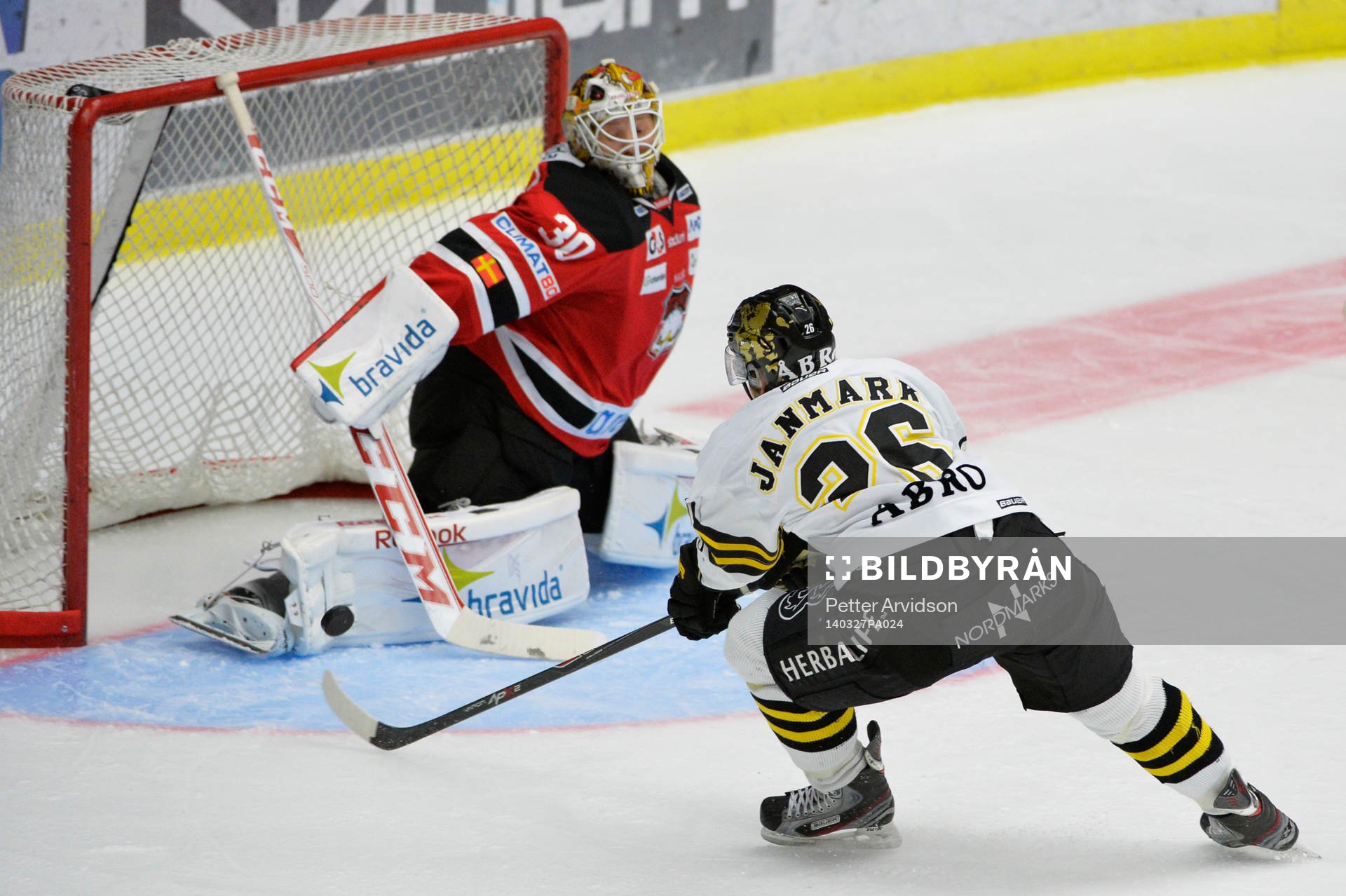 s Mattias Janmark Nylén och Malmö Redhawks målvakt Robin