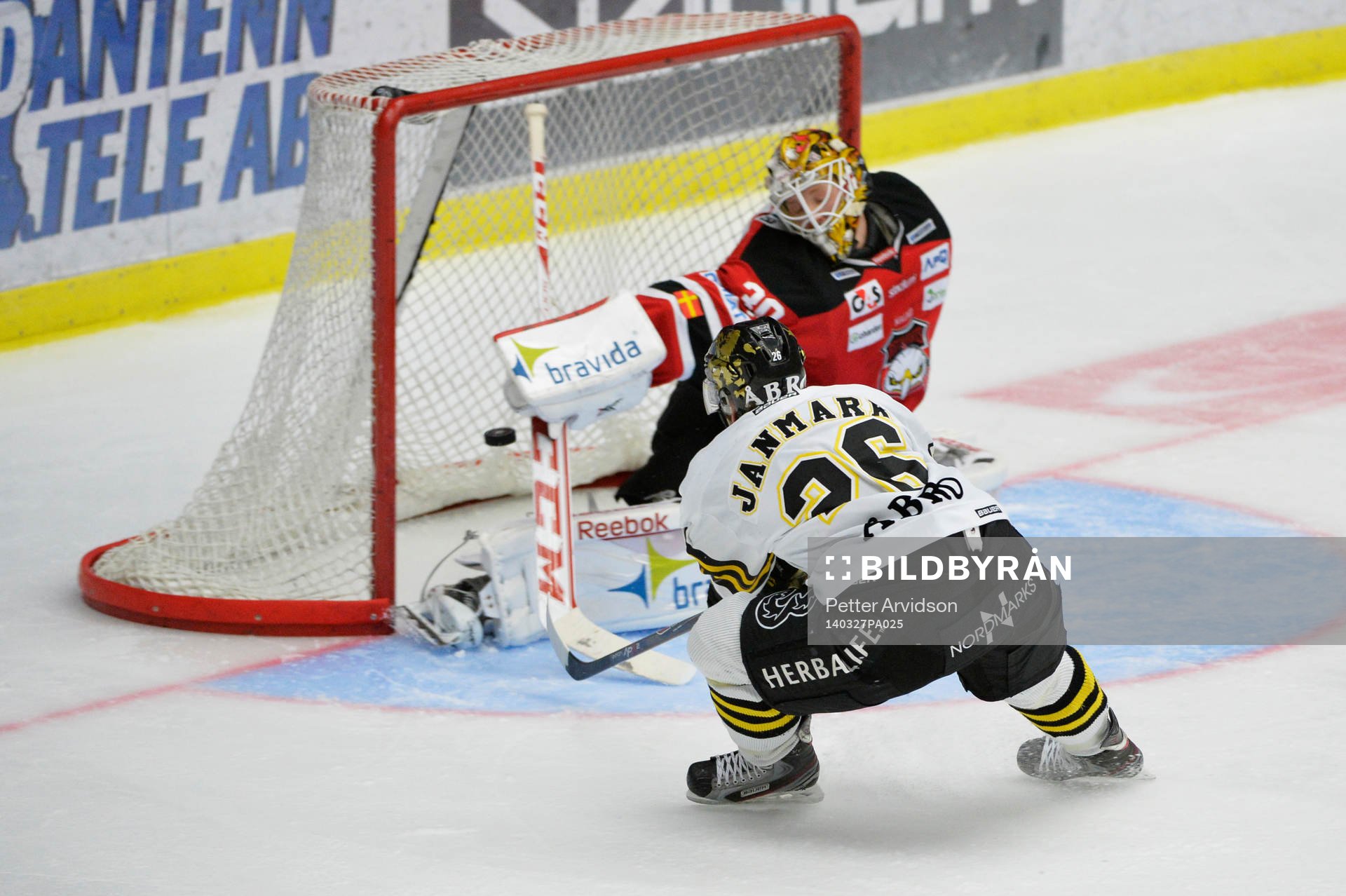 s Mattias Janmark Nylén och Malmö Redhawks målvakt Robin