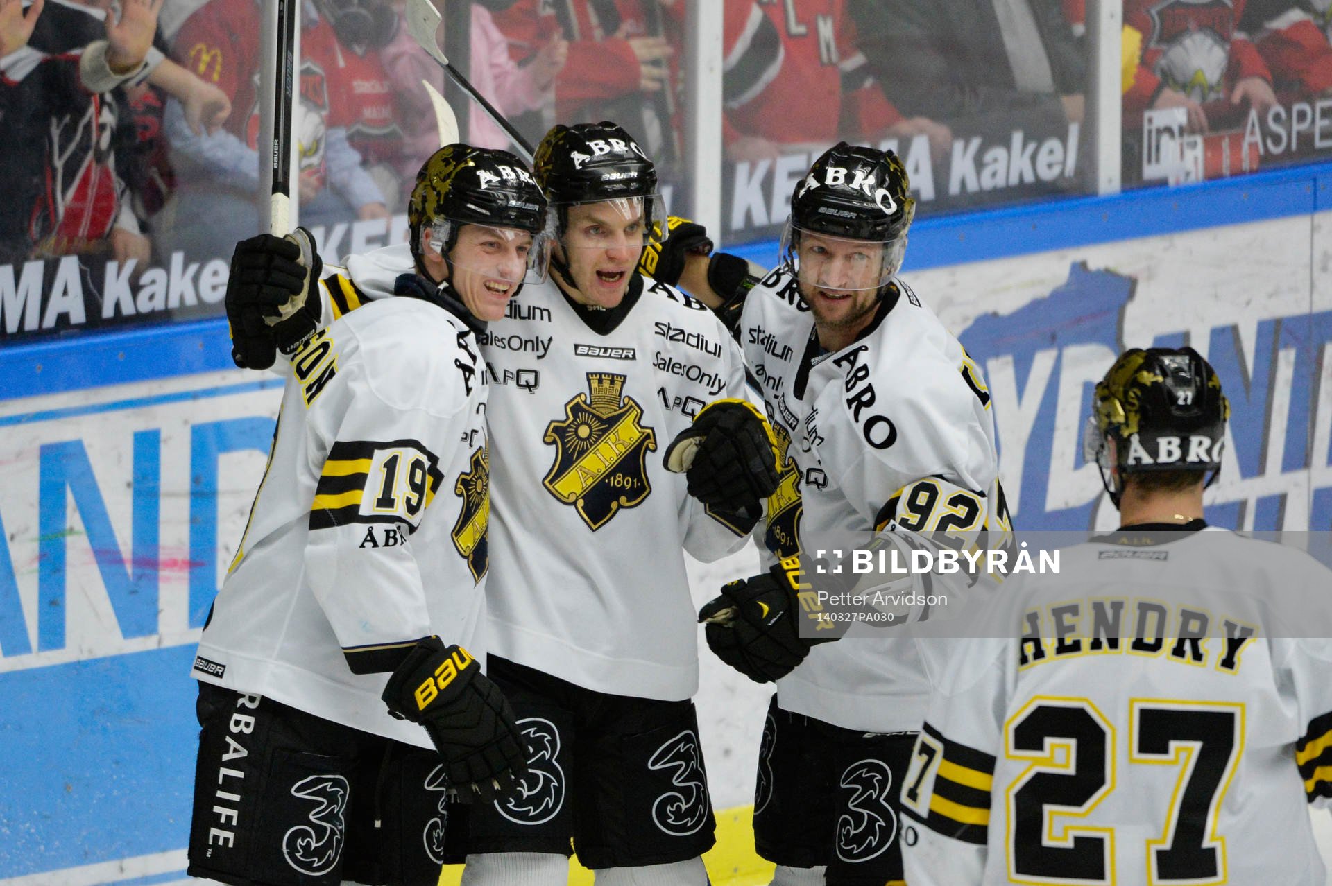 s Fredrik Hynning jublar