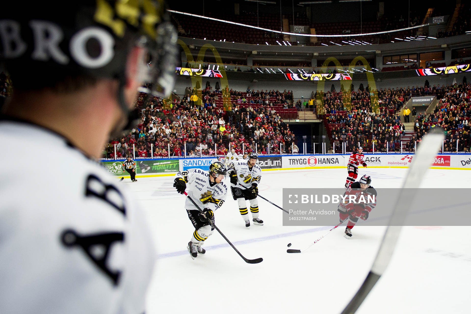 s Oscar Ahlström driver upp pucken Malmö Redhawks Nicklas
