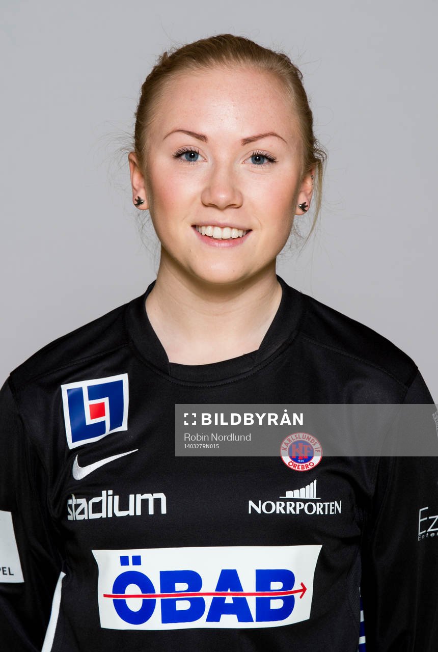 Damfotbollsspelaren Lina Domberg, målvakt, Örebro, poserar för ett porträtt den 27 mars 2014 i Kristianstad.
