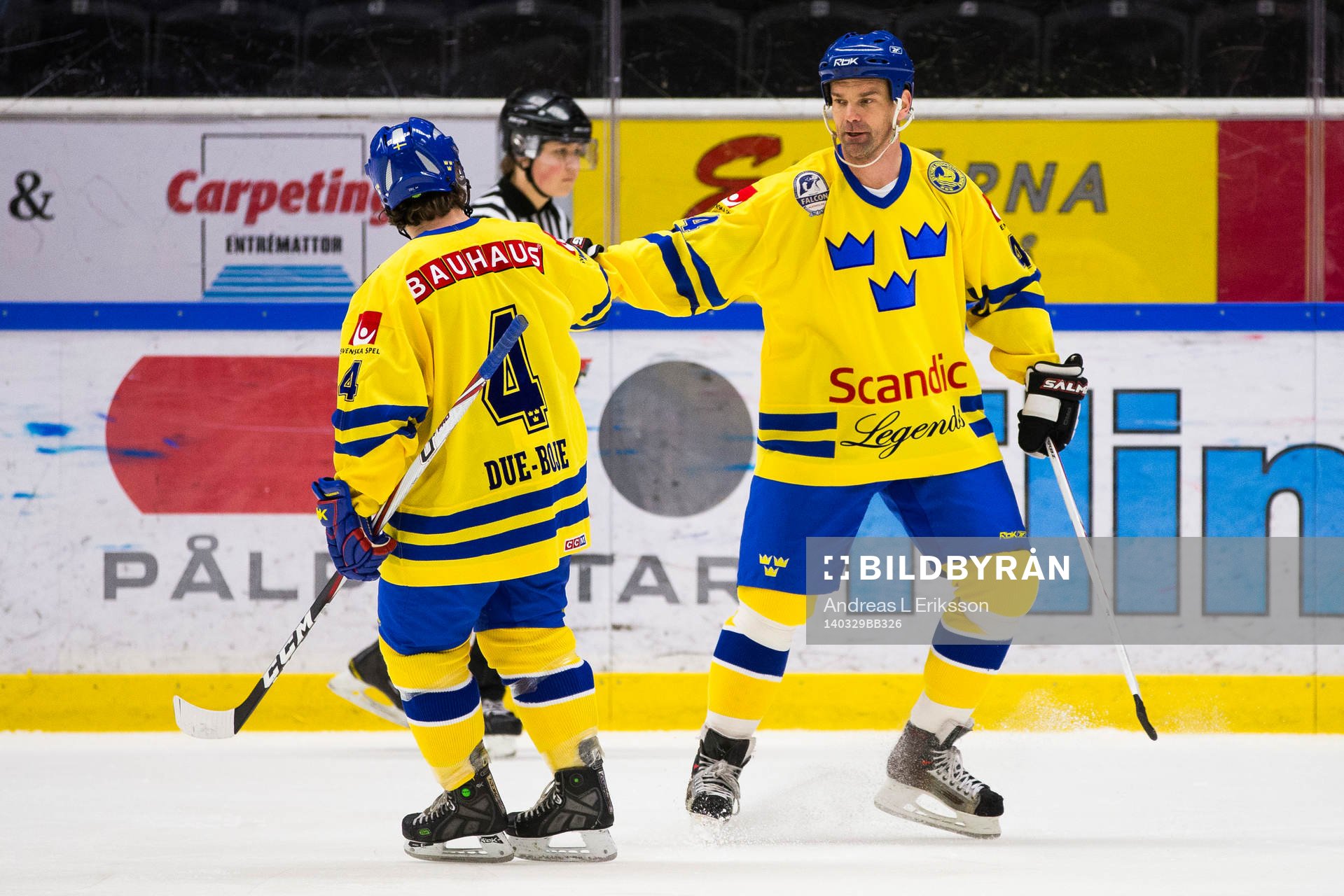 Tre Kronor Legends Christian Due-Boje gratulerar Jonas