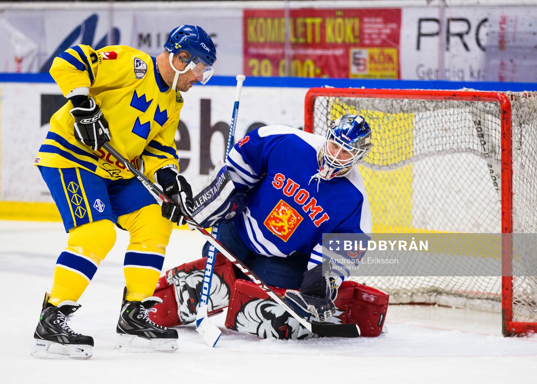 Tre Kronor Legends Thomas Rundqvist stoppas av Lion Legends