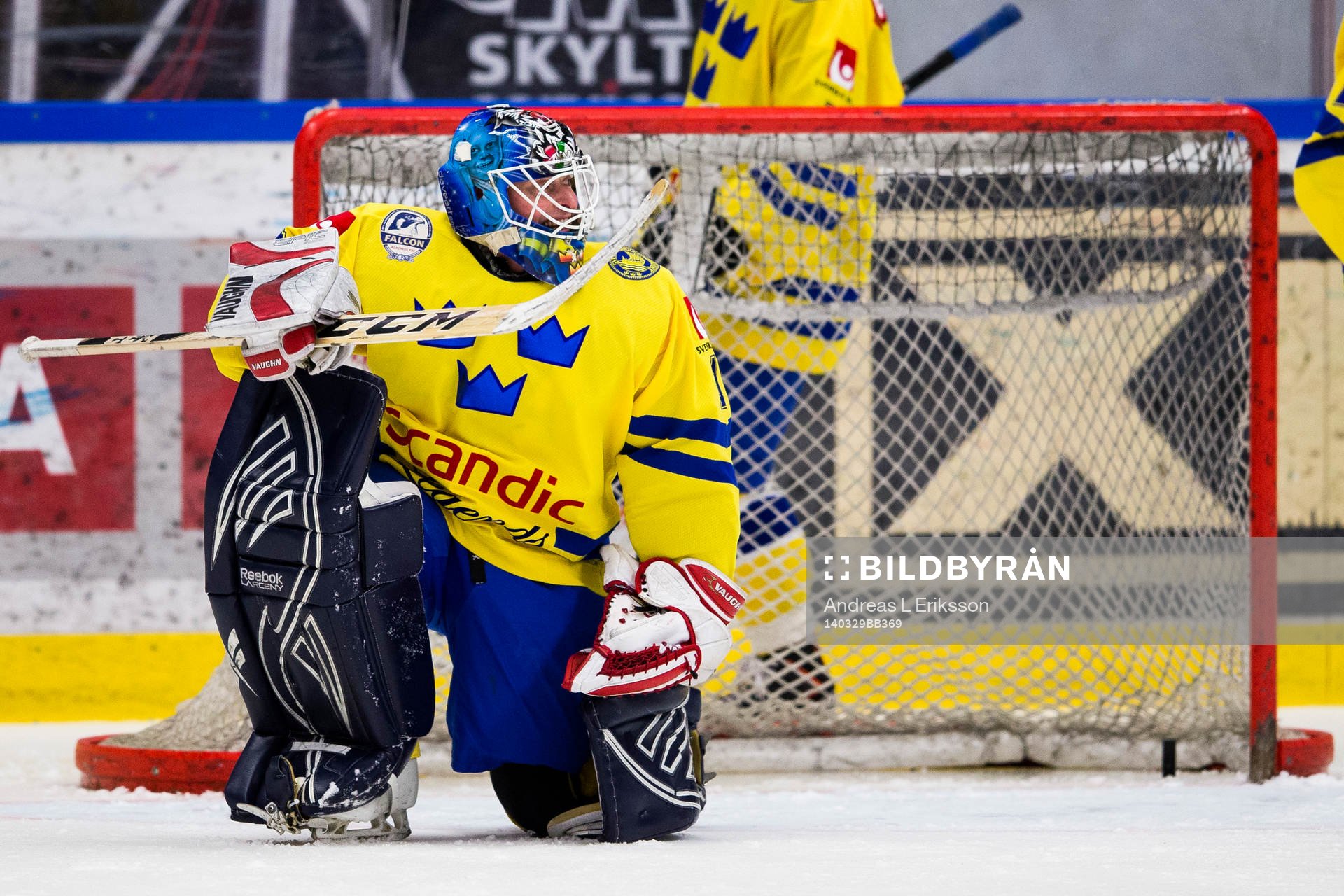 Tre Kronor Legends målvakt Magnus Eriksson släpper in ett