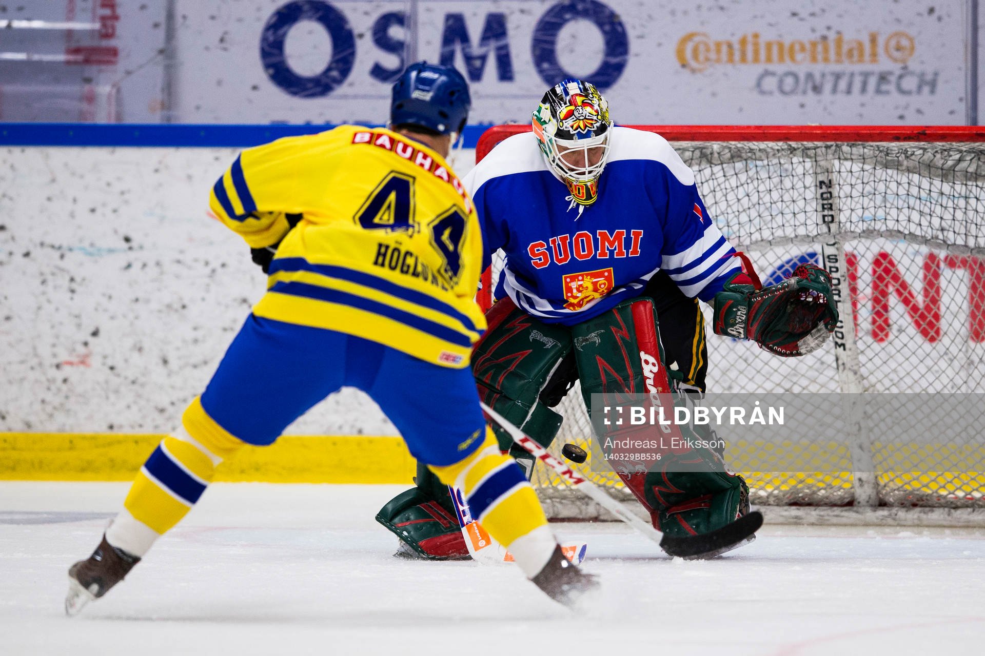 Tre Kronor Legends Jonas Höglund ör mål mellan bena på