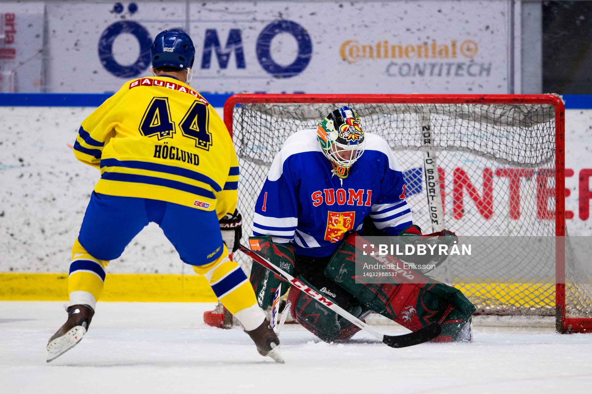 Tre Kronor Legends Jonas Höglund ör mål mellan bena på
