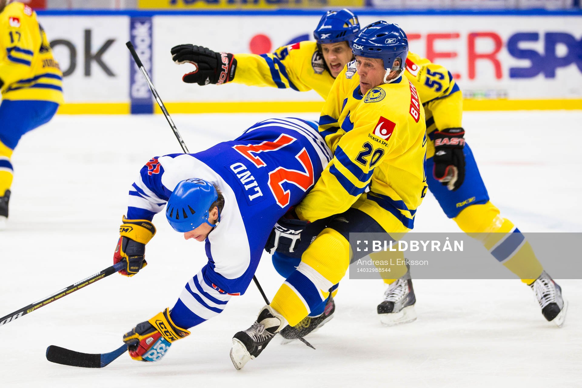 Lion Legends Juha Lind dras omkull av Tre Kronor Legends