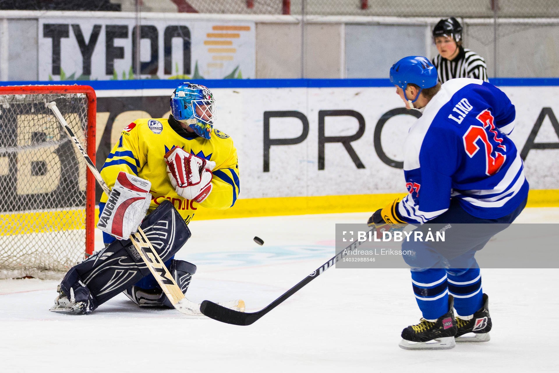 Tre Kronor Legends målvakt Magnus Eriksson räddar en