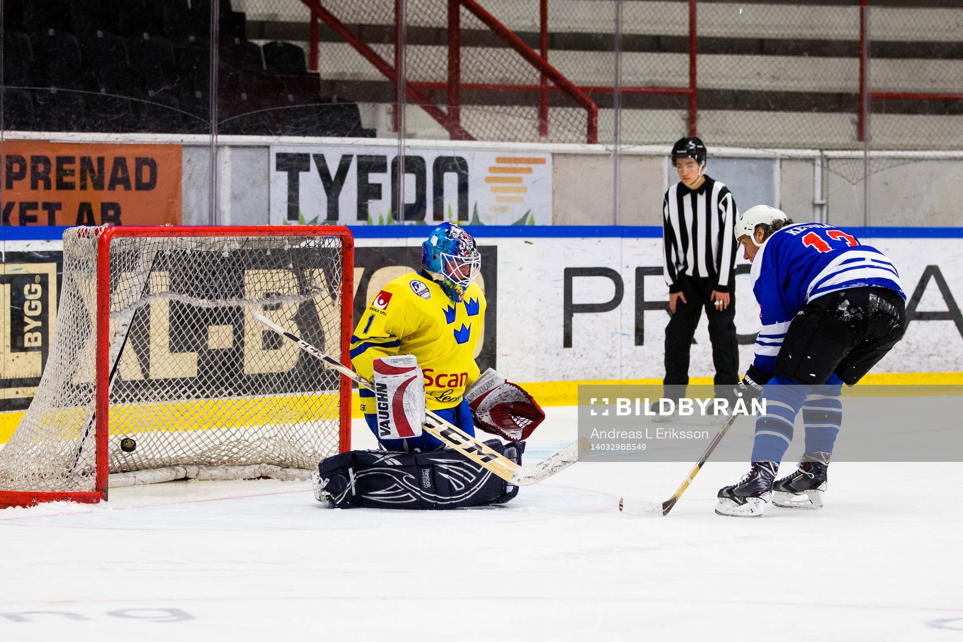 Tre Kronor Legends målvakt Magnus Eriksson släpper in