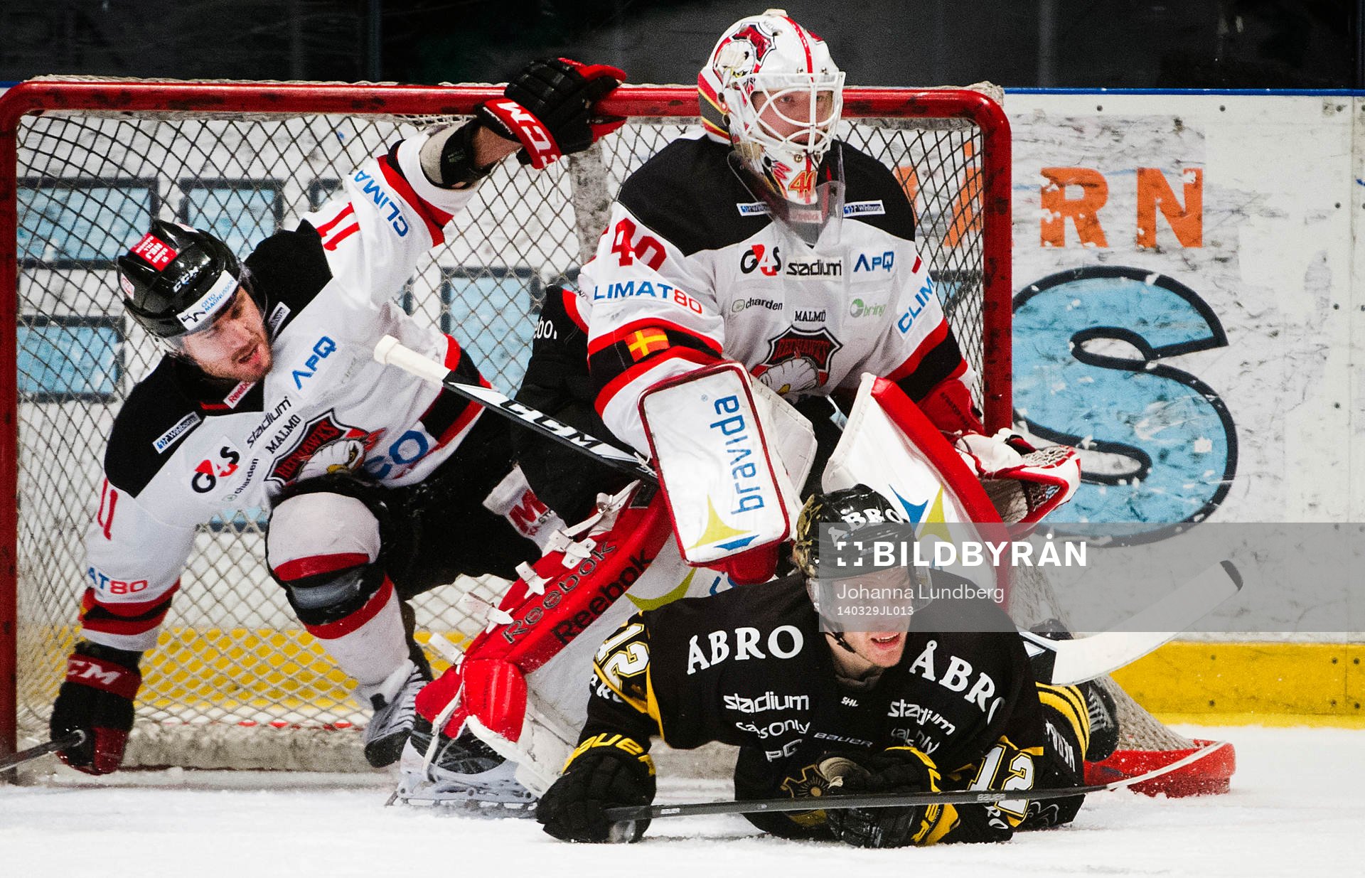 s Fredrik Hynning framför Malmö Redhawks målvakt Pontus