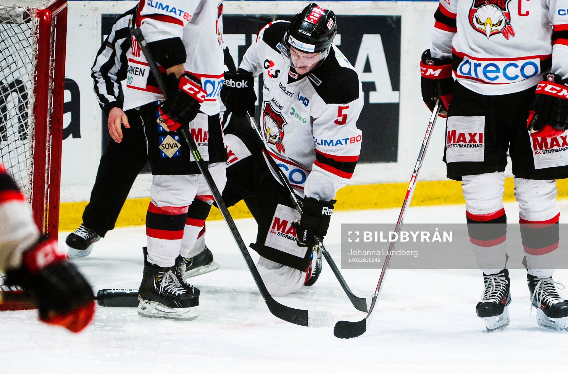 Malmö Redhawks Johan Björk  har ont