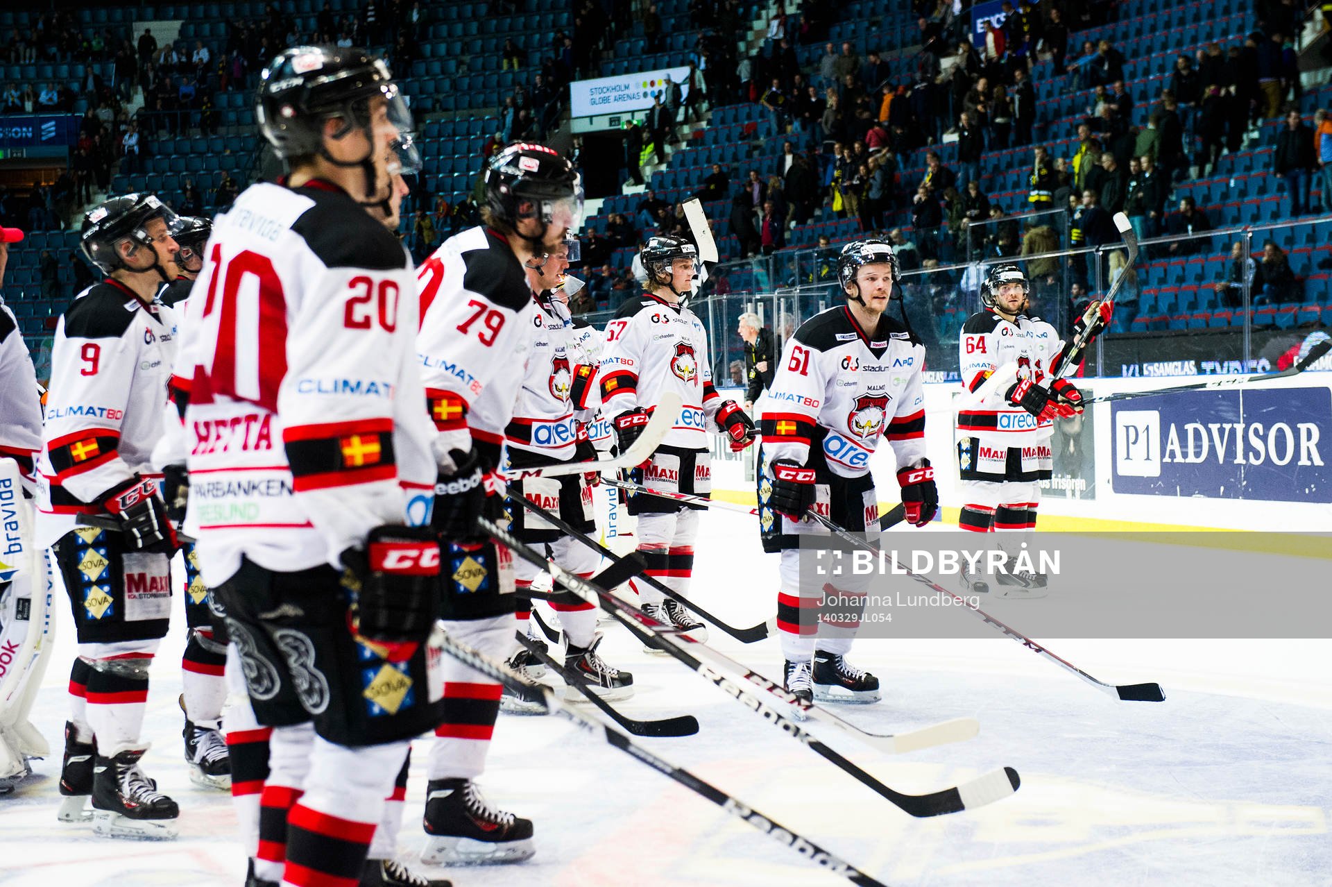 Malmö Redhawks spelare jublar med publiken