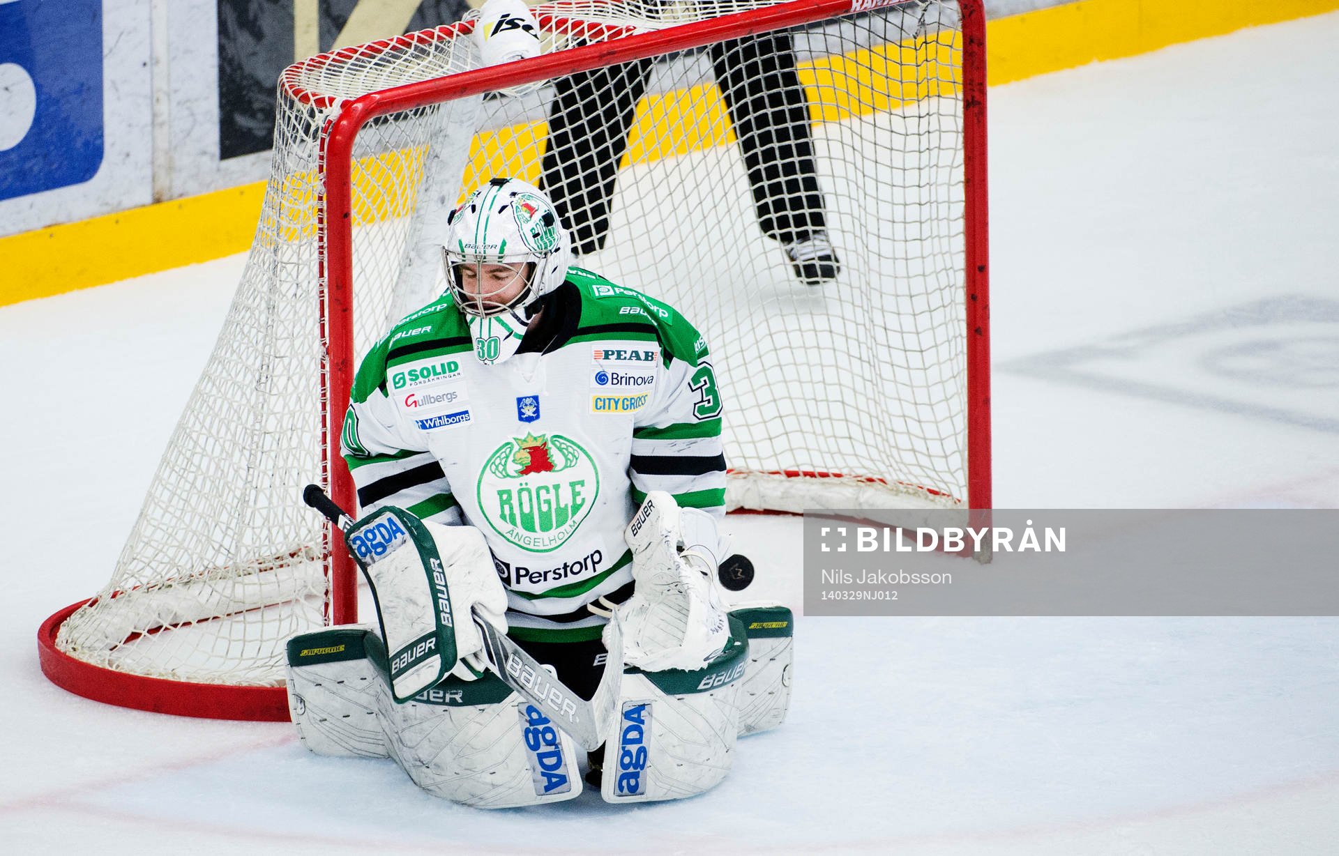 Rögles Rögles målvakt Kevin Lindskoug deppar
