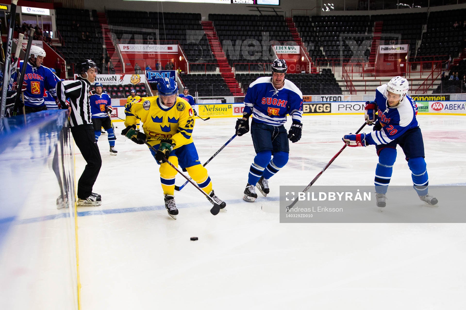 Tre Kronor Legends Thomas Eriksson med pucken