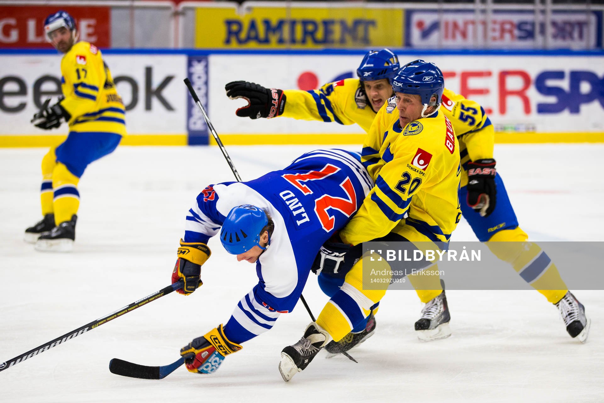 Lion Legends Juha Lind dras omkull av Tre Kronor Legends