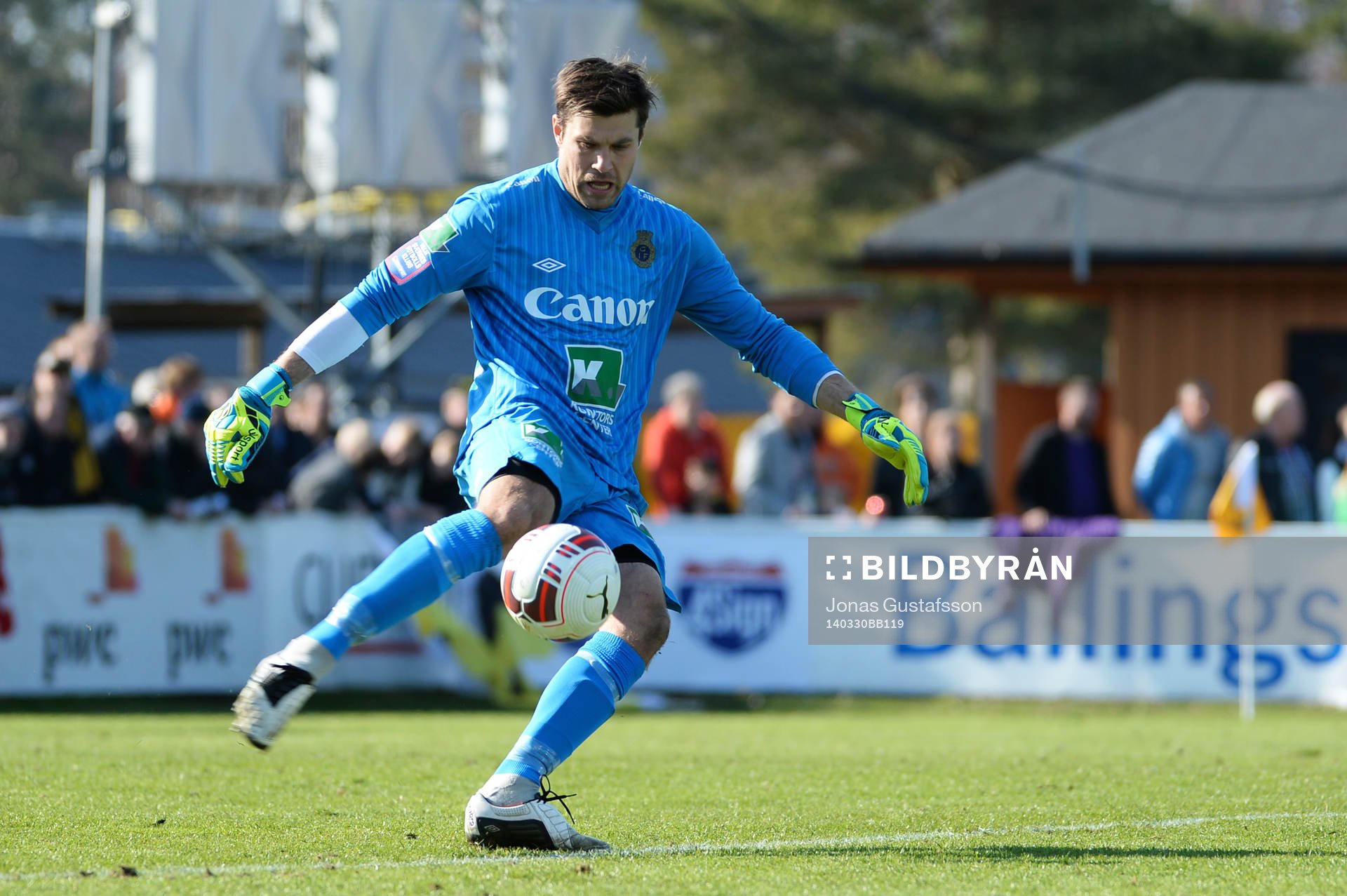 Gefles målvakt Emil Hedvall under den allsvenska fotbollsmatchen mellan Mjällby och Gefle den 30 mars 2014 i Mjällby.