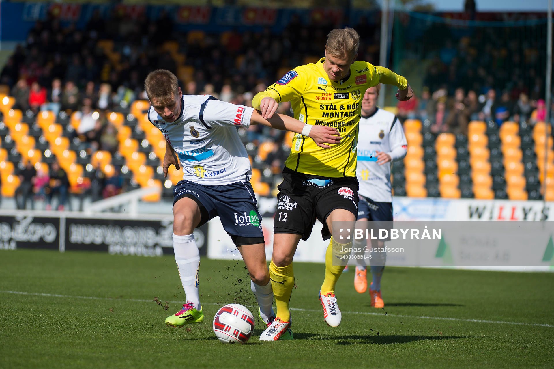 Mjällbys  David Löfquist  i kamp om bollen under den allsvenska fotbollsmatchen mellan Mjällby och Gefle den 30 mars 2014 i Mjällby.
