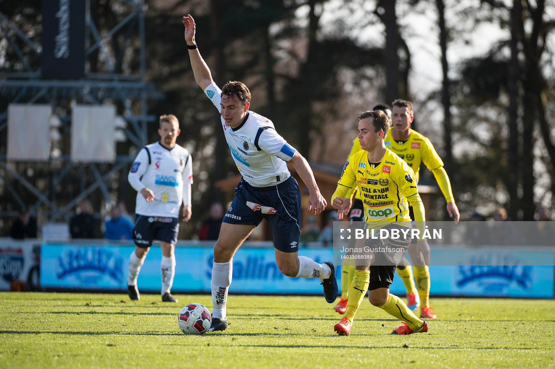 Gefles  Marcus Hansson med bollen under den allsvenska fotbollsmatchen mellan Mjällby och Gefle den 30 mars 2014 i Mjällby.