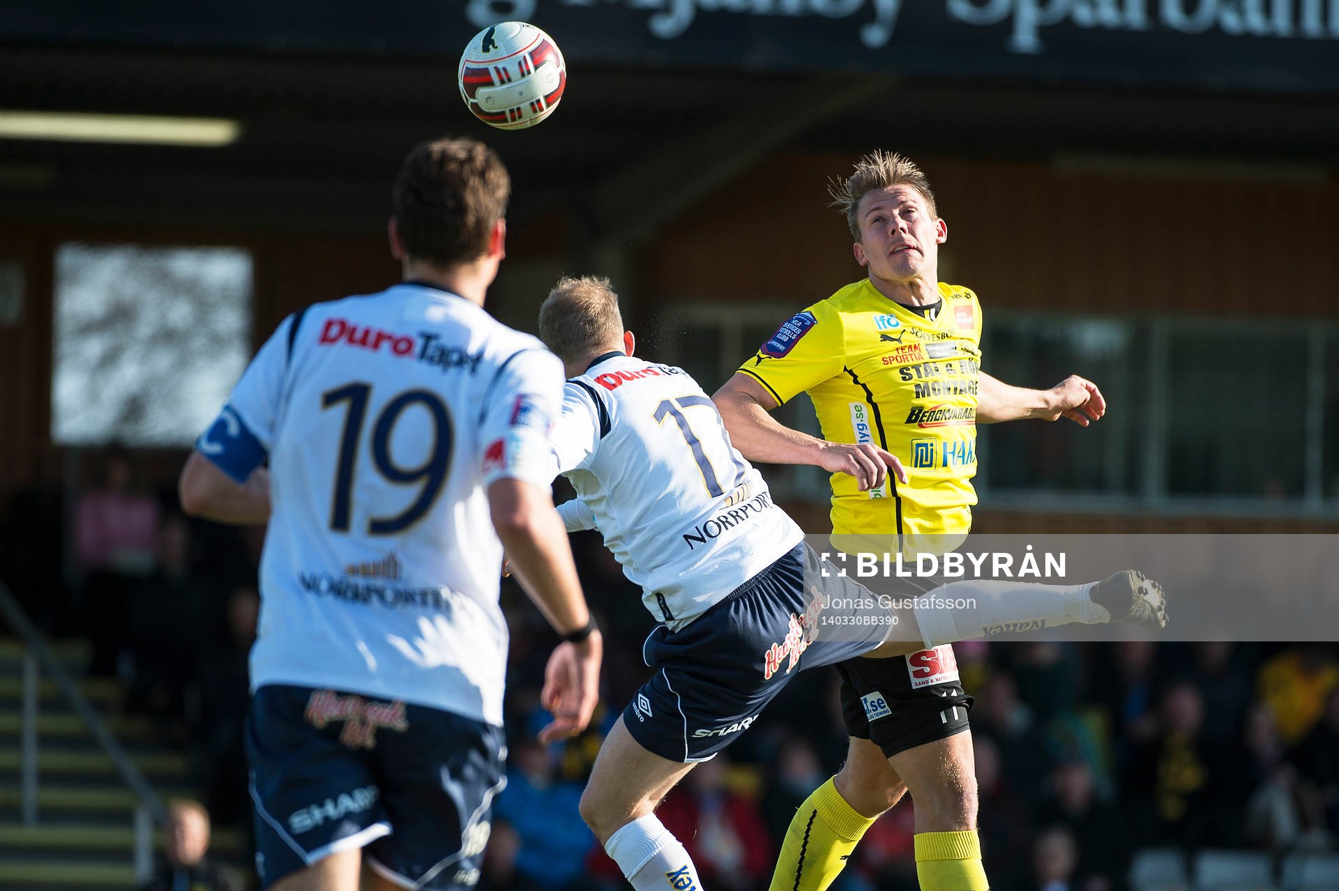 Mjällbys Patrik Ingelsten  i en nickduell med Gefles Jonas